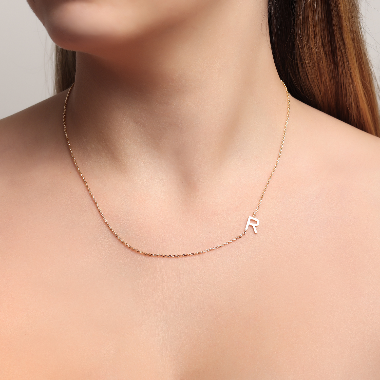 Colar Letra Delicado - em banho ouro 18k - Imagem 3