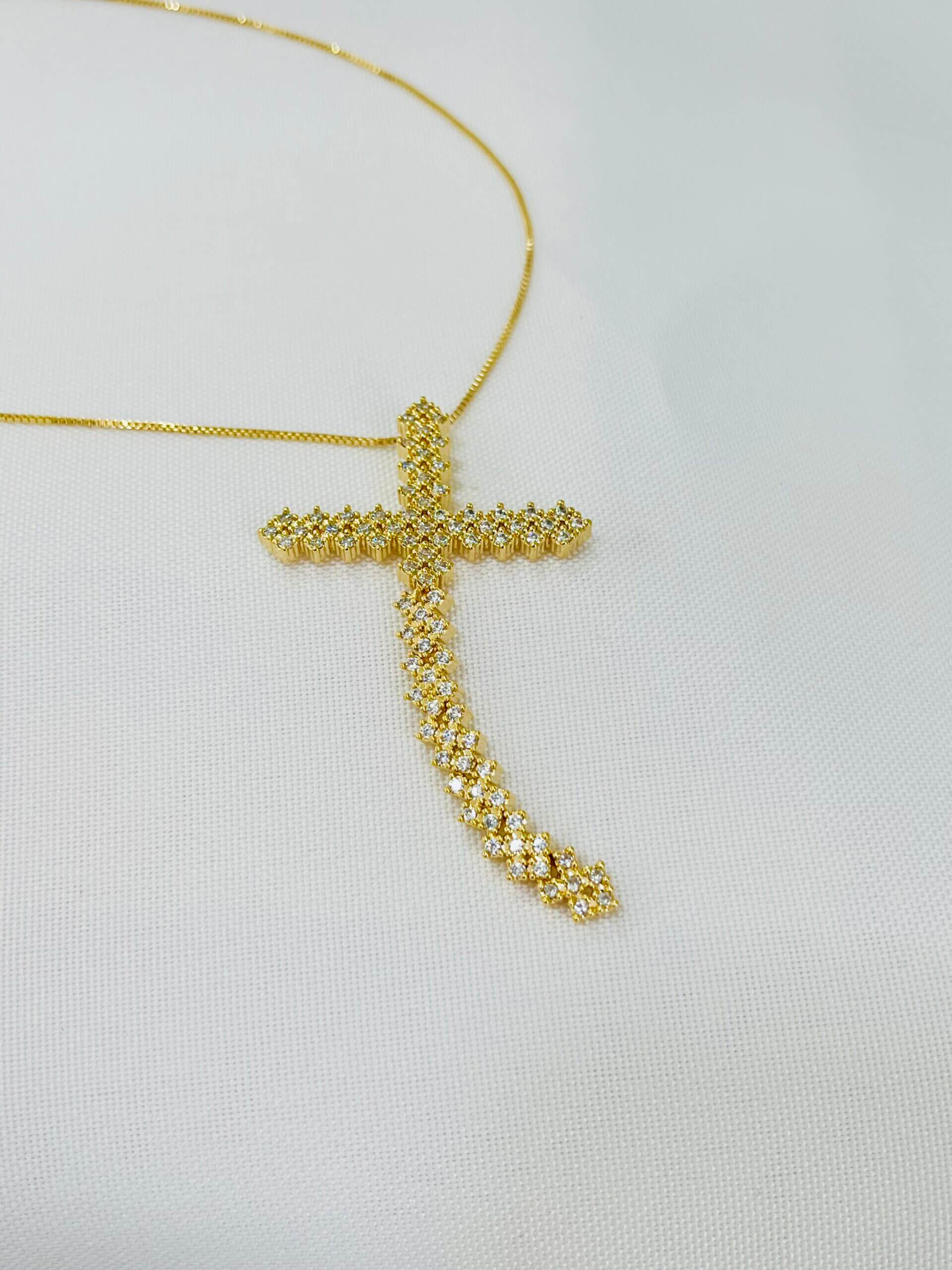 Colar Crucifixo Maleável - em banho ouro 18k