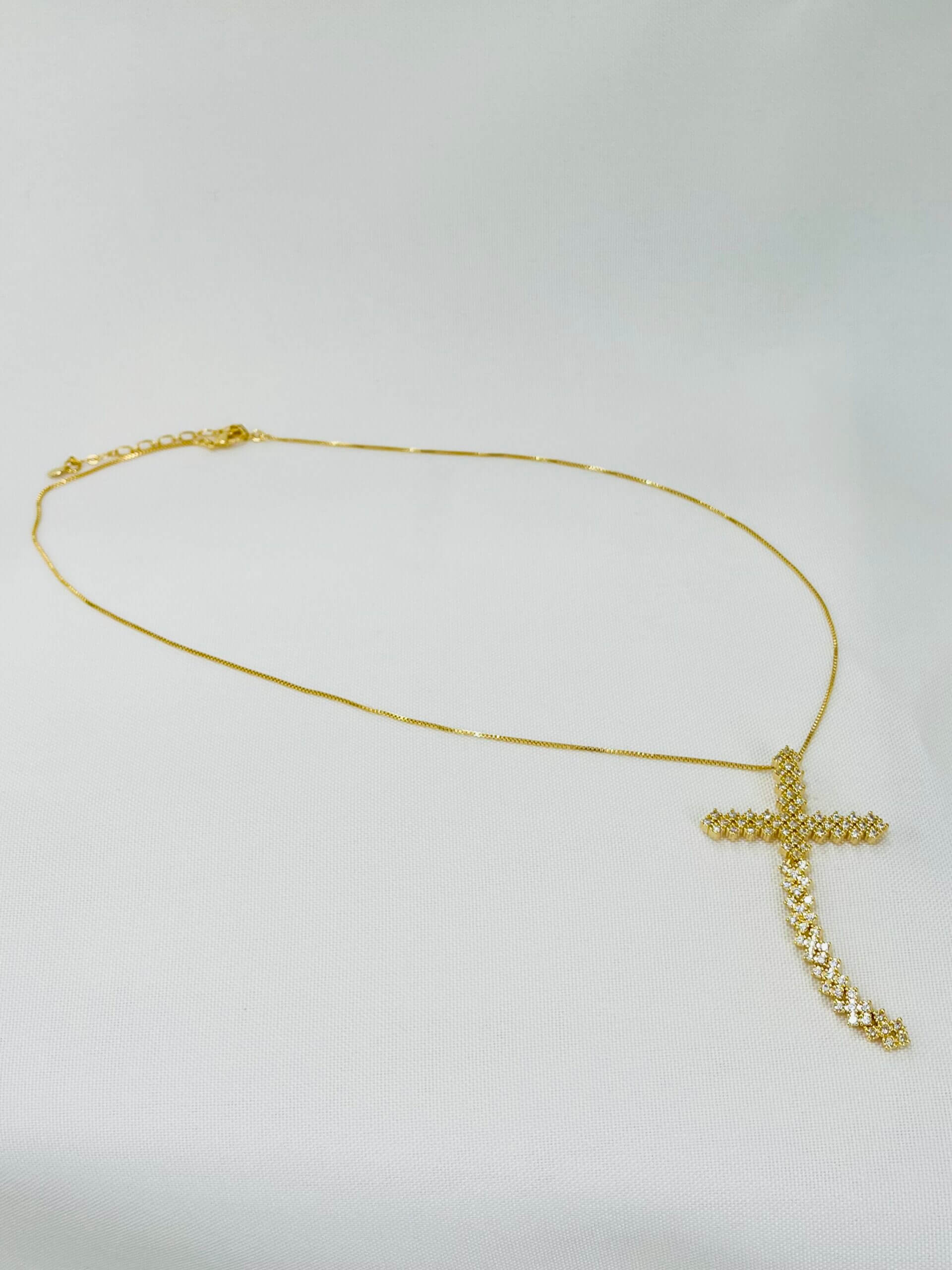 Colar Crucifixo Maleável - em banho ouro 18k - Imagem 3