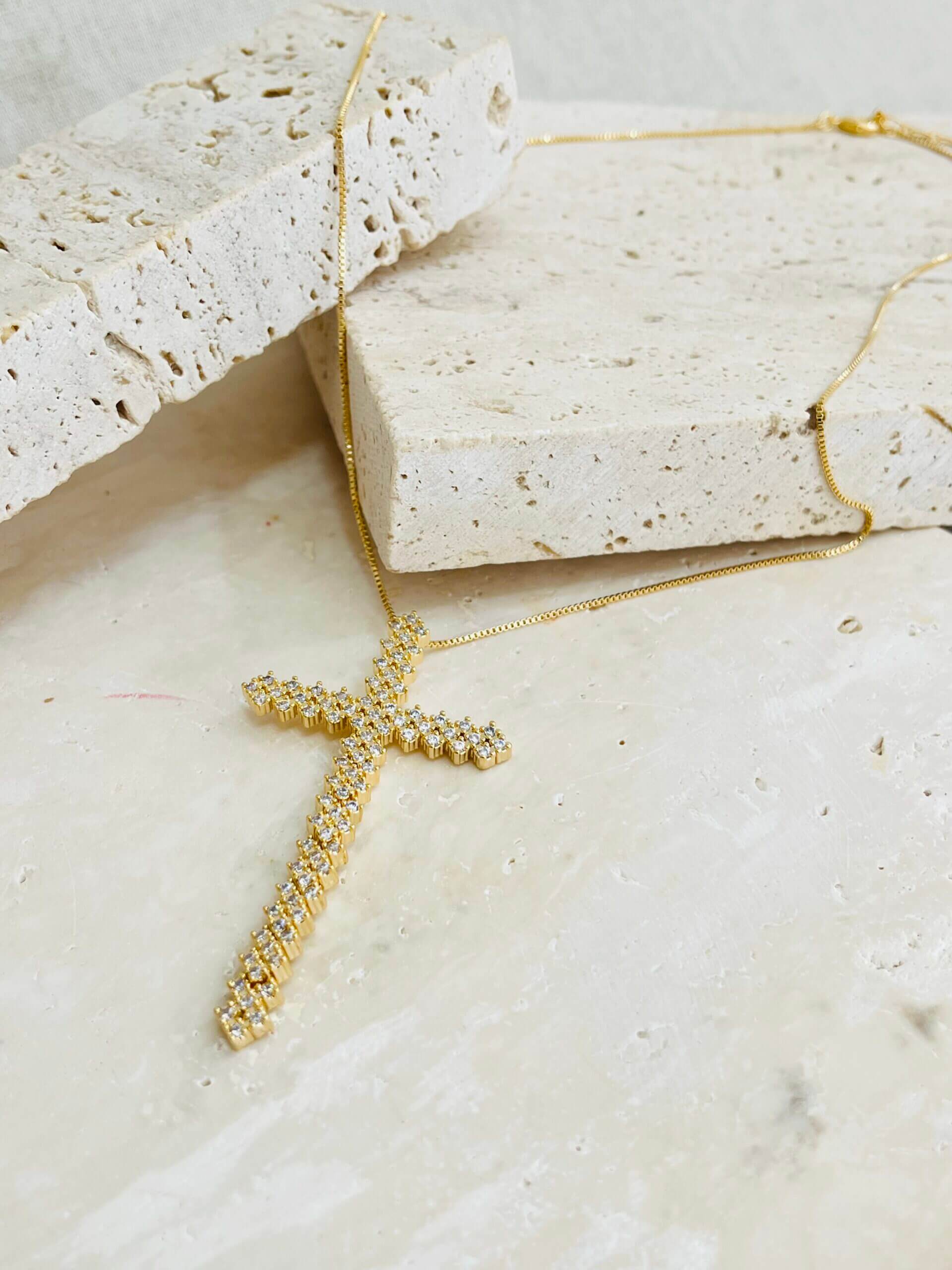 Colar Crucifixo Maleável - em banho ouro 18k - Imagem 2