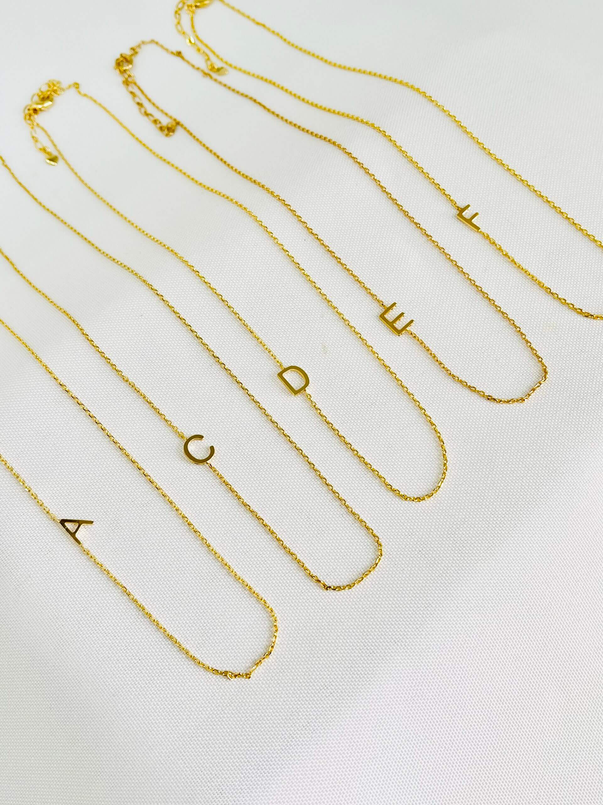 Colar Letra Delicado - em banho ouro 18k