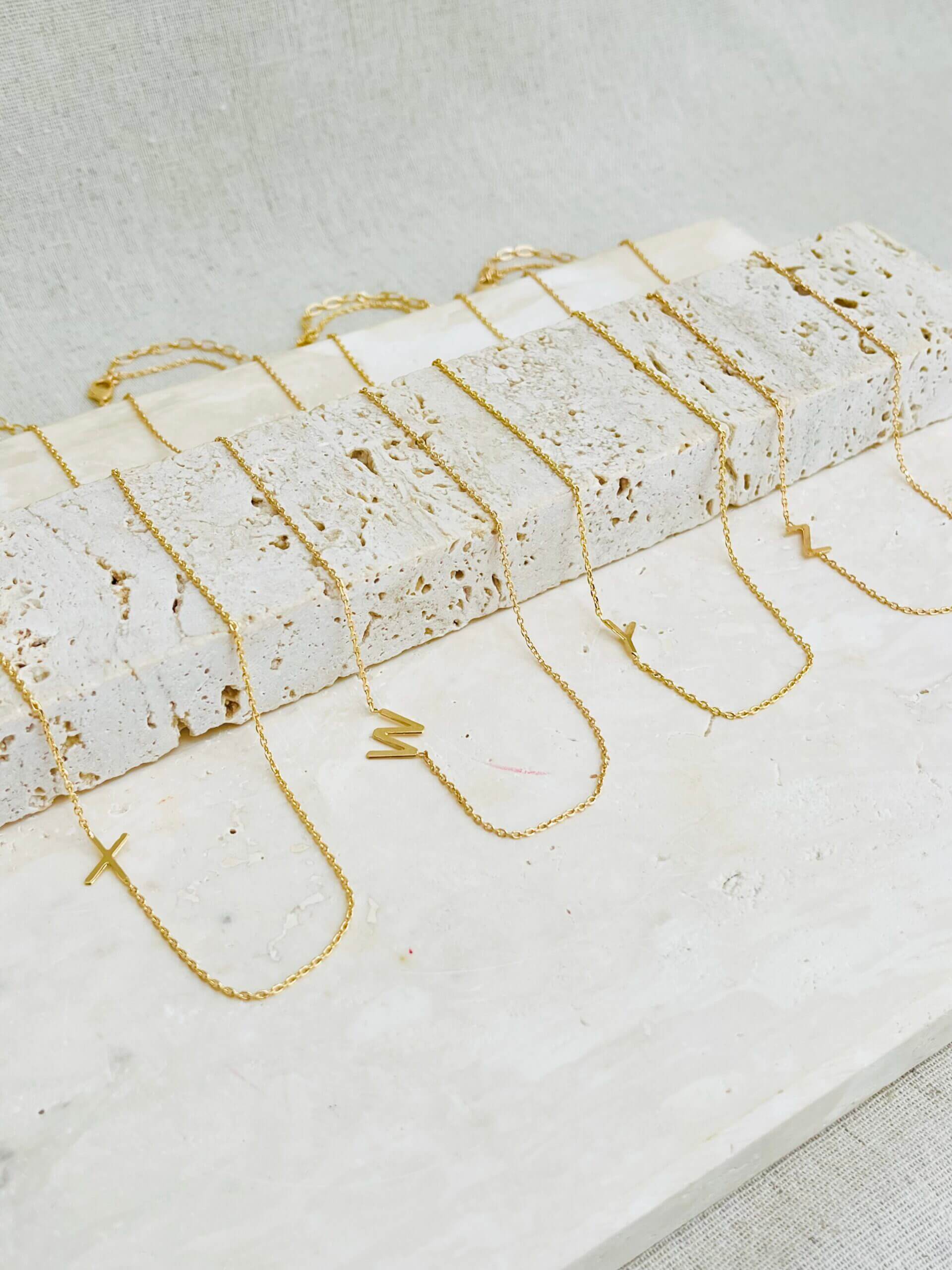 Colar Letra Delicado - em banho ouro 18k - Imagem 11