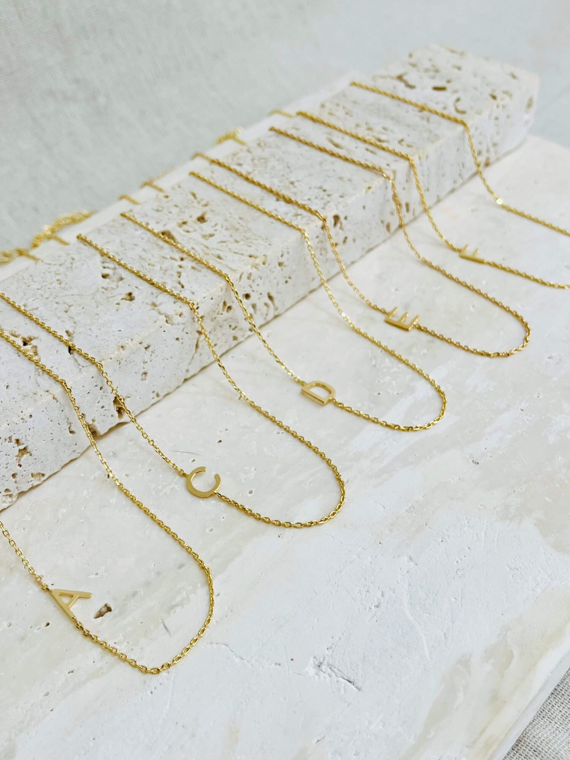 Colar Letra Delicado - em banho ouro 18k - Imagem 2