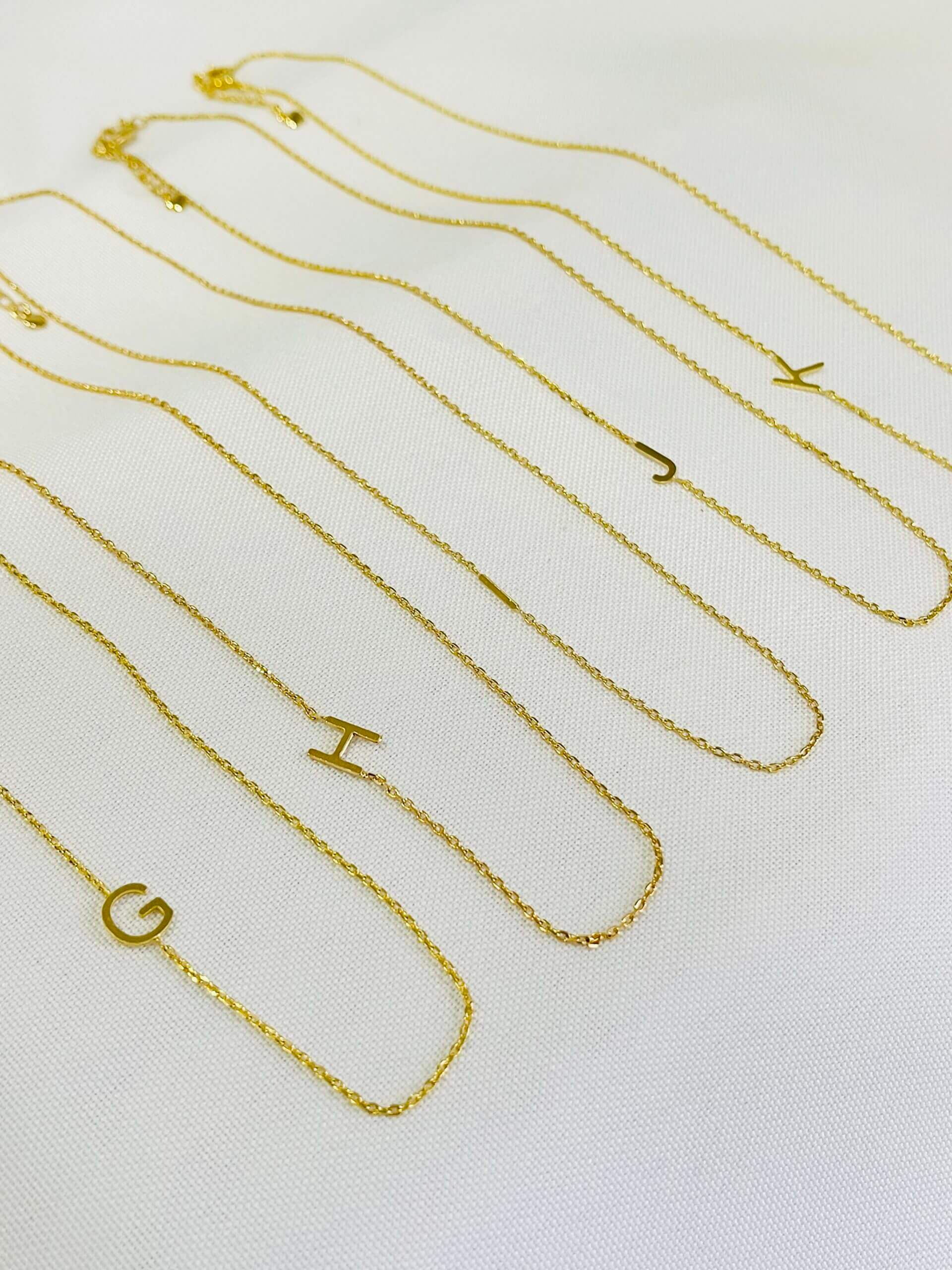 Colar Letra Delicado - em banho ouro 18k - Imagem 4