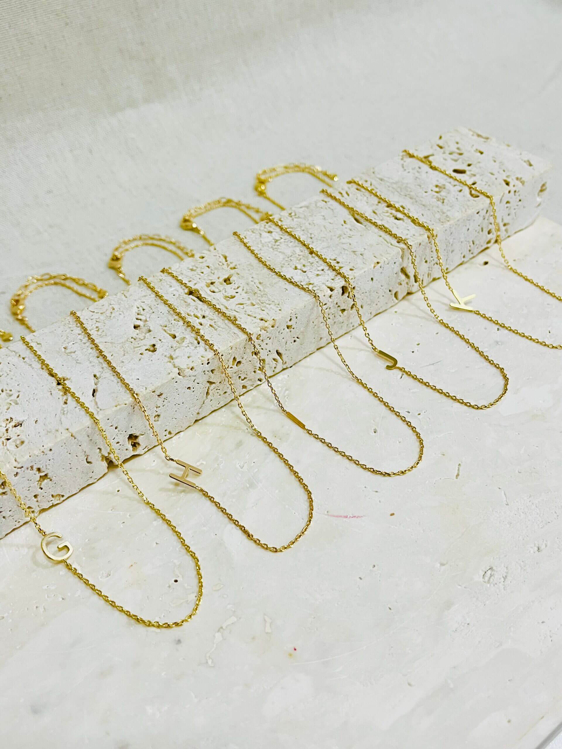Colar Letra Delicado - em banho ouro 18k - Imagem 5