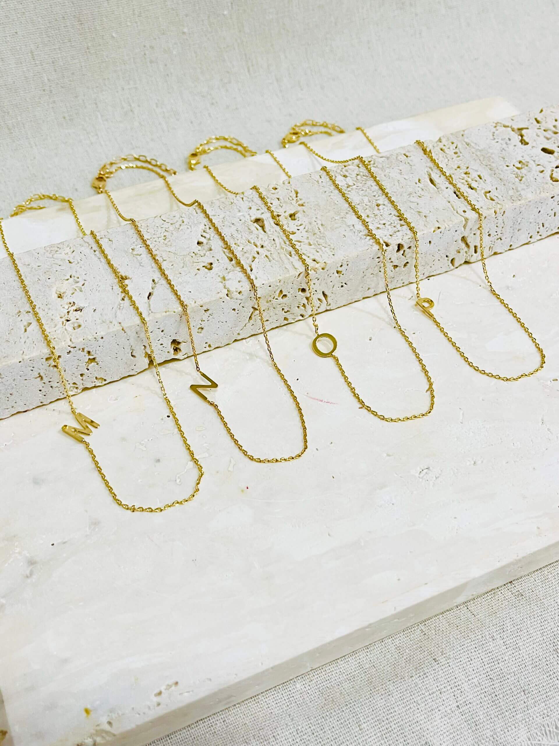 Colar Letra Delicado - em banho ouro 18k - Imagem 7