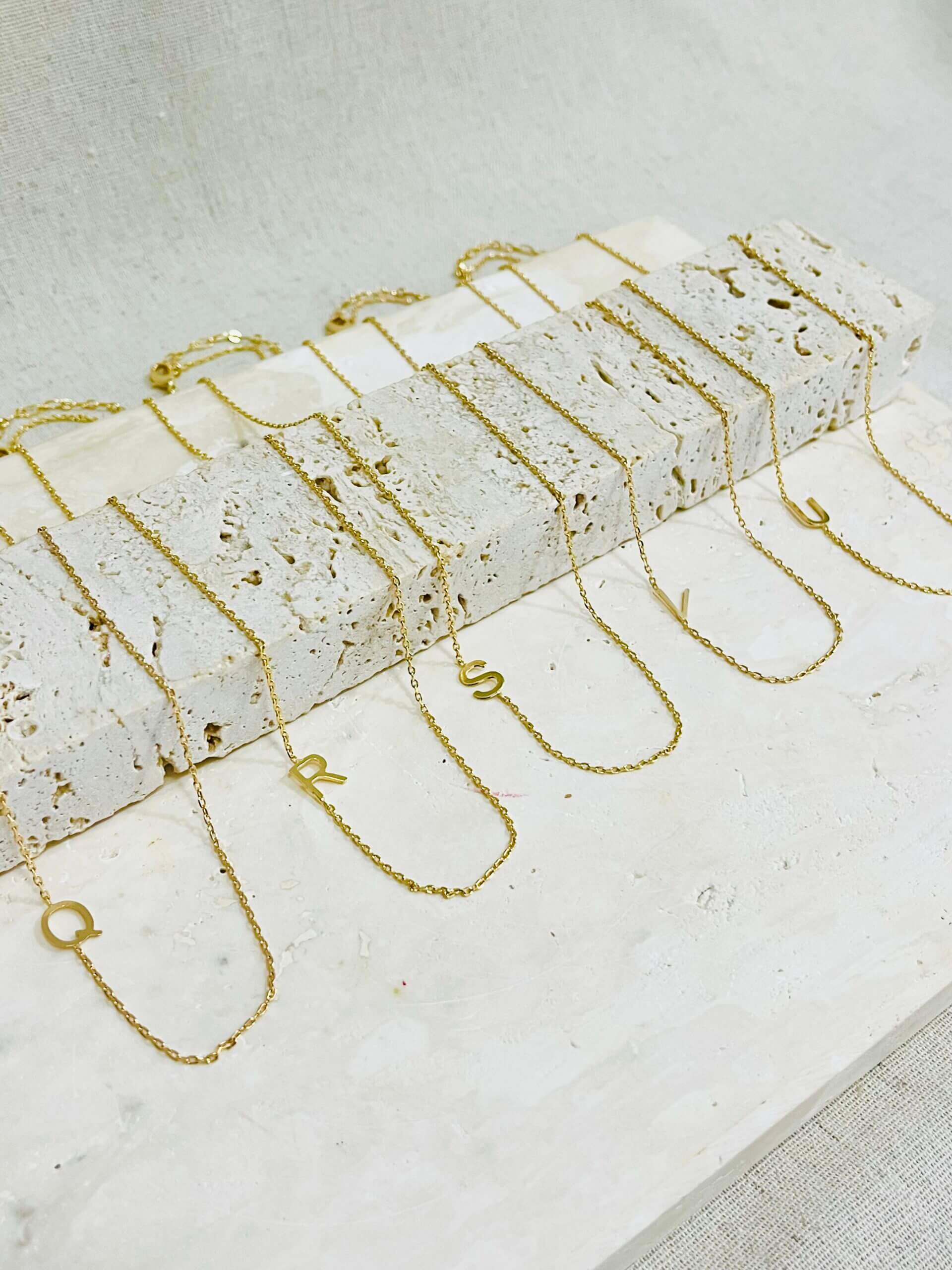 Colar Letra Delicado - em banho ouro 18k - Imagem 9