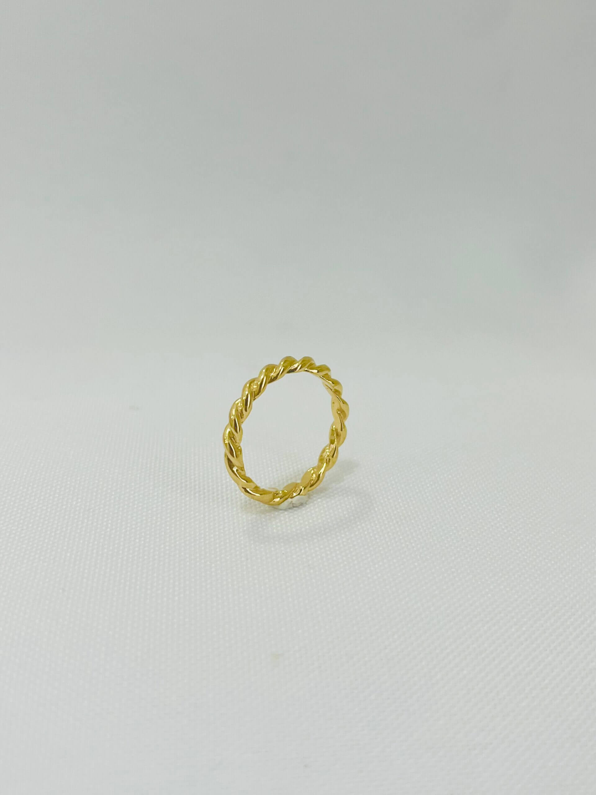 Anel Entrelaçado Julia - em banho ouro 18k