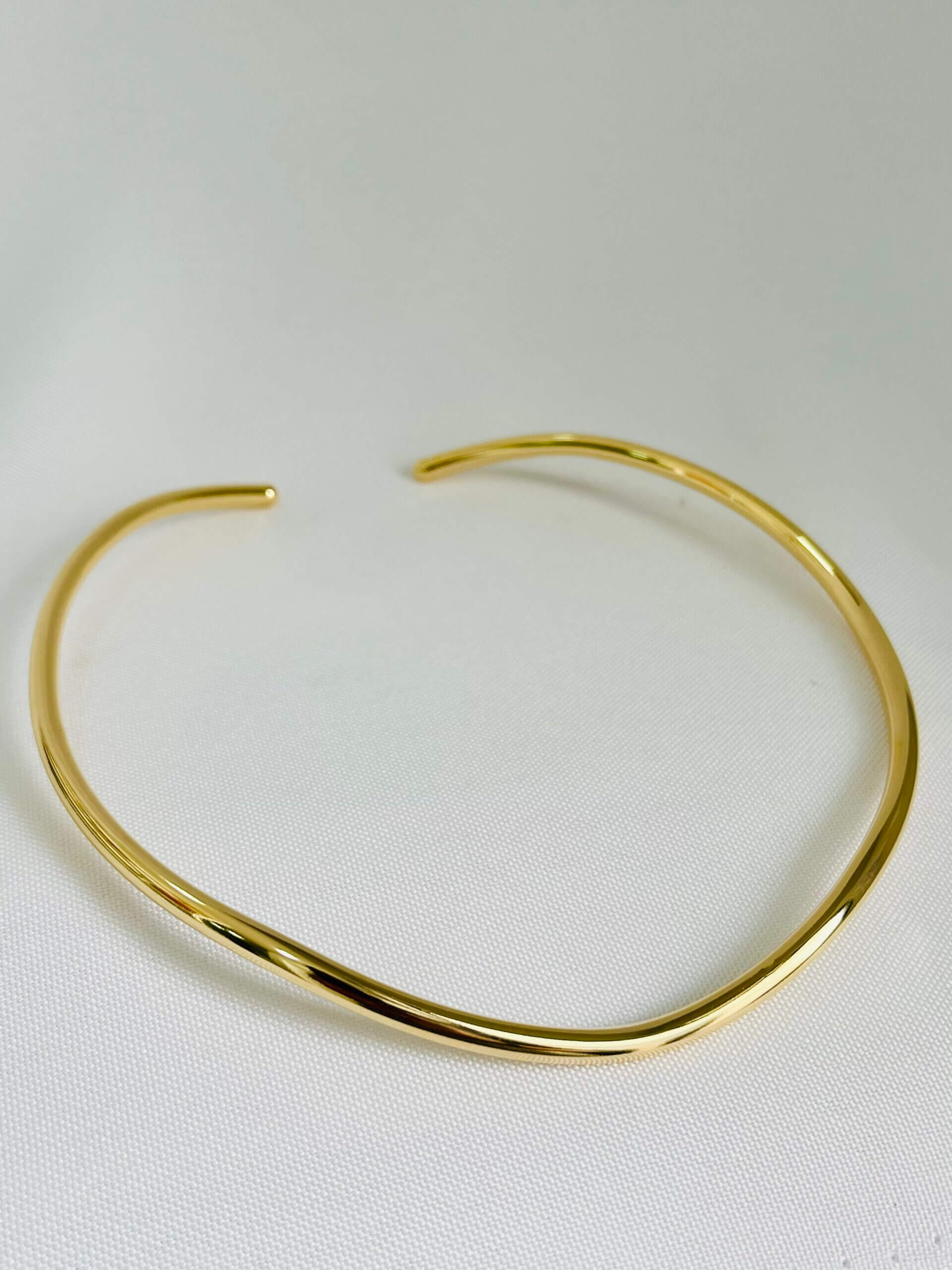 Choker Rígida Curves Julia - em banho ouro 18k