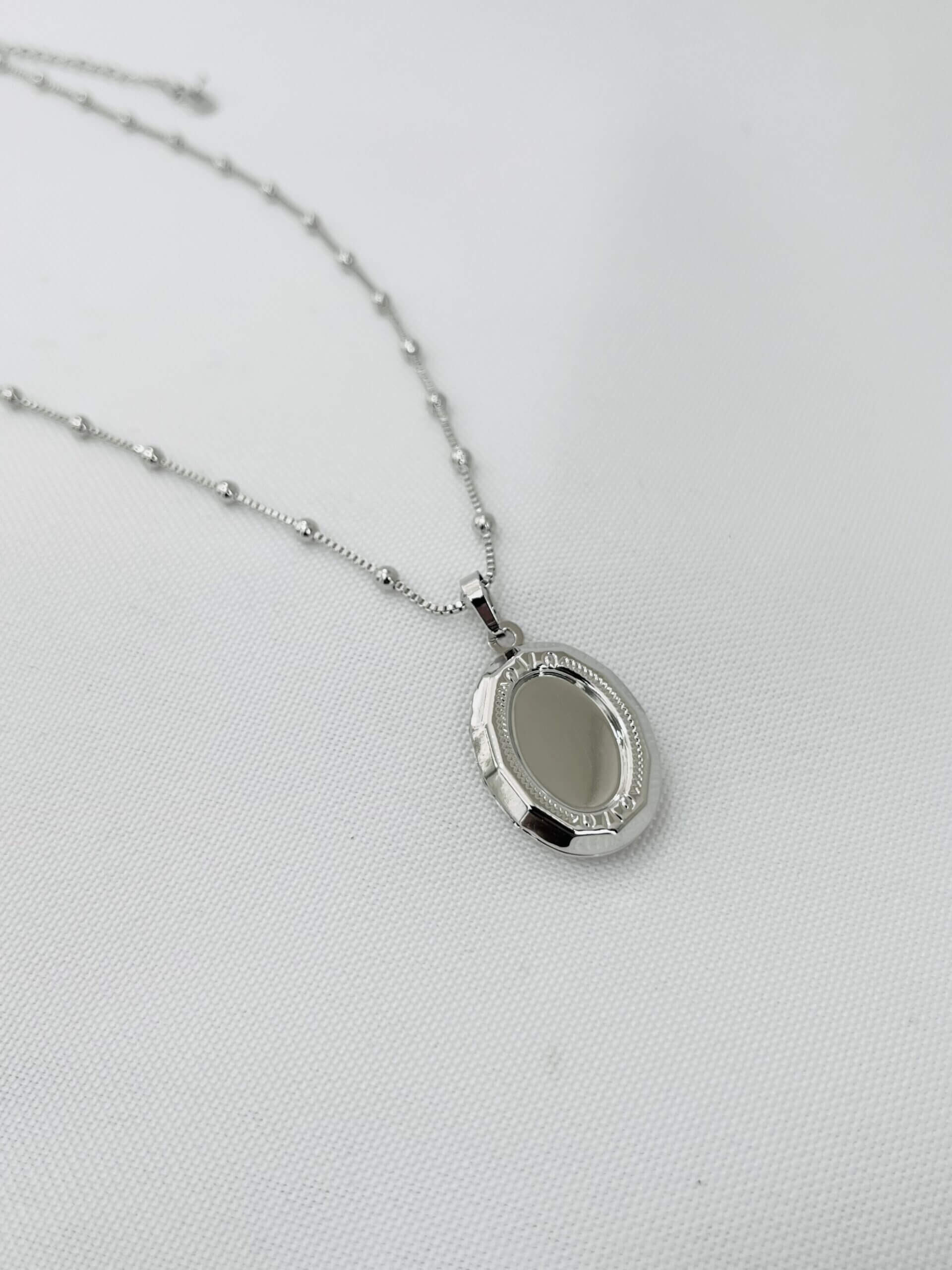 Colar Relicário Oval Vintage P - em banho ródio branco