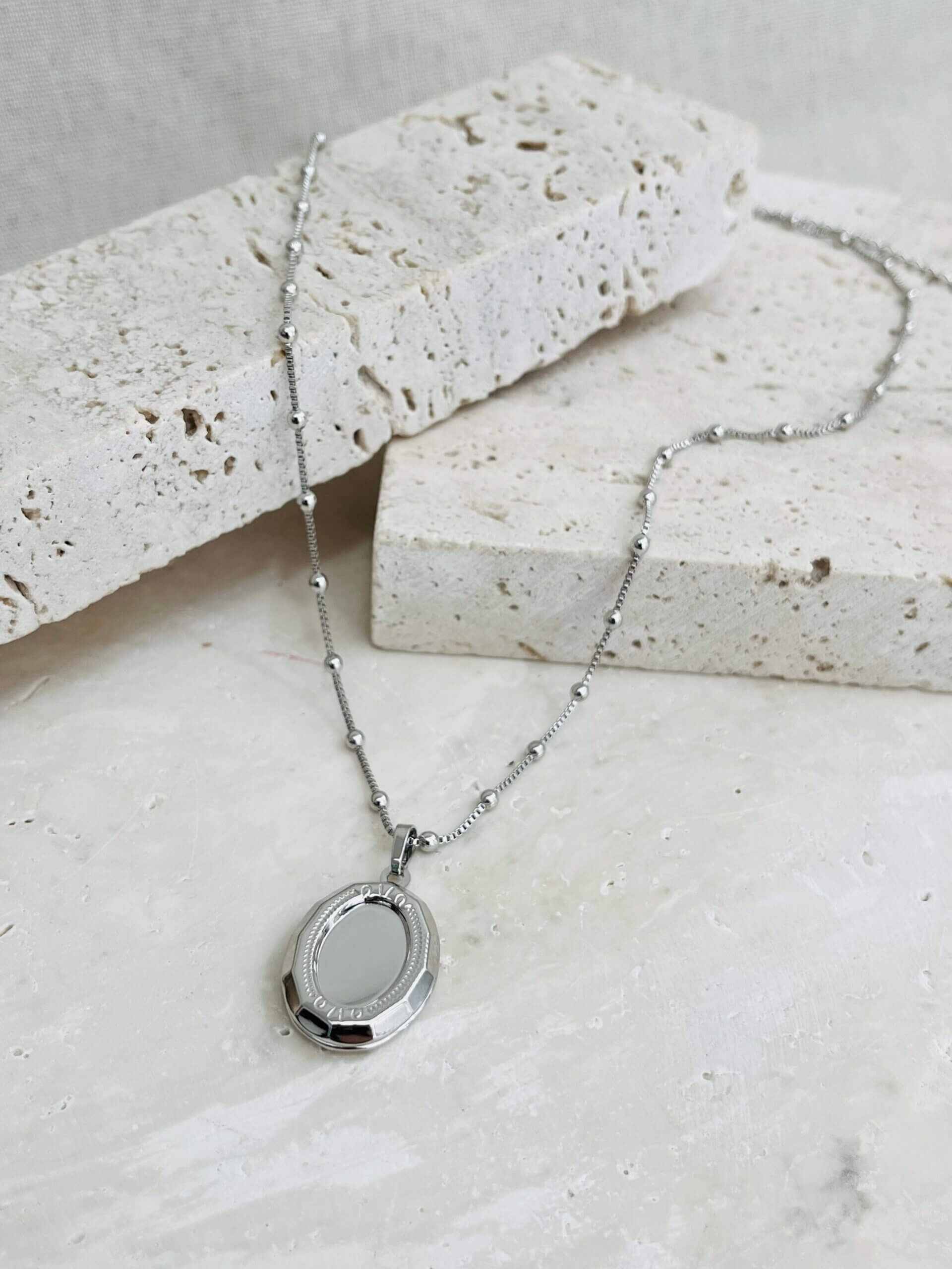 Colar Relicário Oval Vintage P - em banho ródio branco - Imagem 3