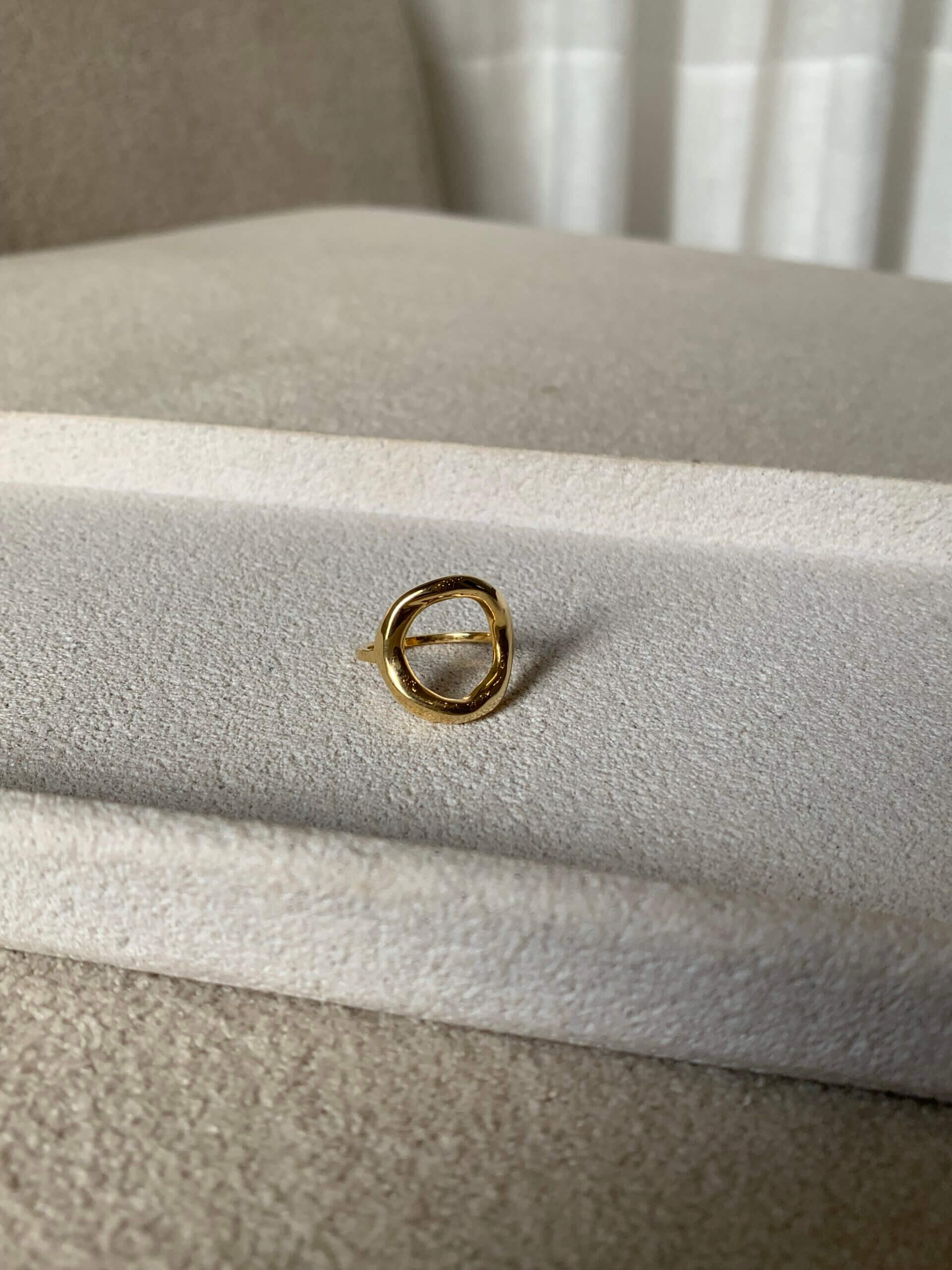 Anel Oval Orgânico Kiara - em banho ouro 18k - Imagem 2