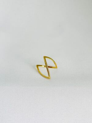 Anel Pirâmide Ligía - em banho ouro 18k