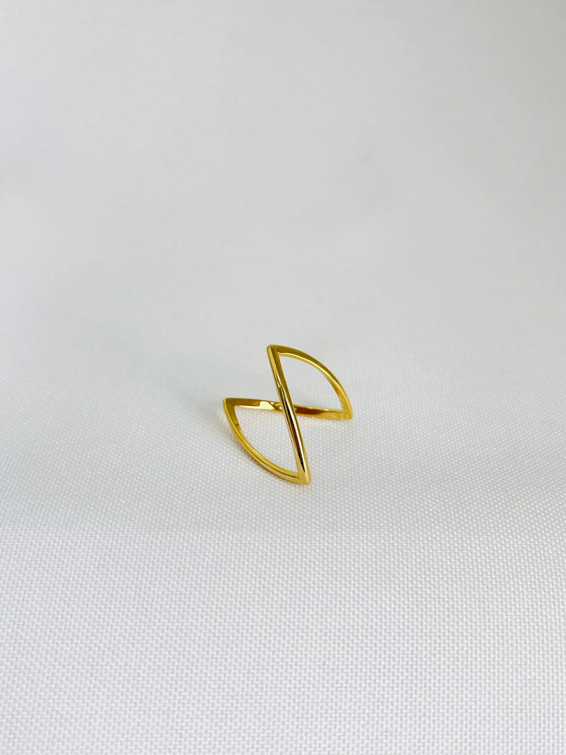 Anel Pirâmide Ligía - em banho ouro 18k
