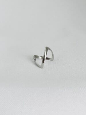 Anel Pirâmide Ligía - em ródio branco