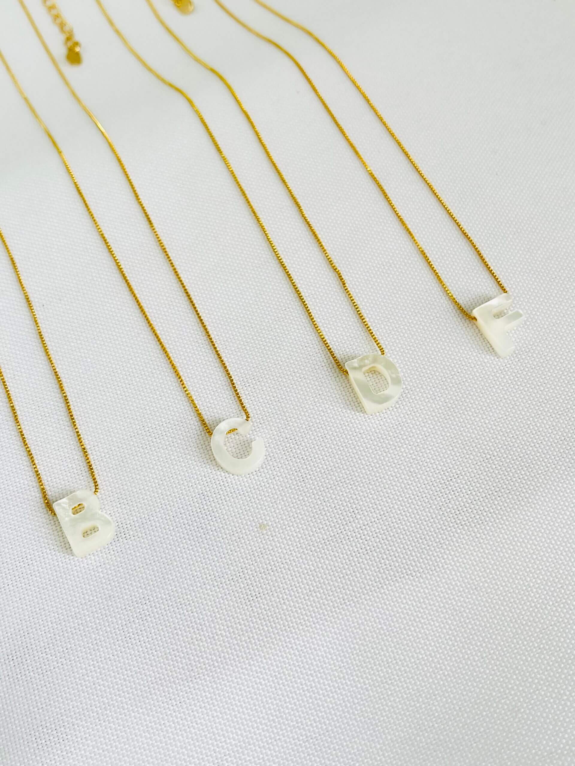 Colar De Letra em Madrepérola Alice - em banho ouro 18k