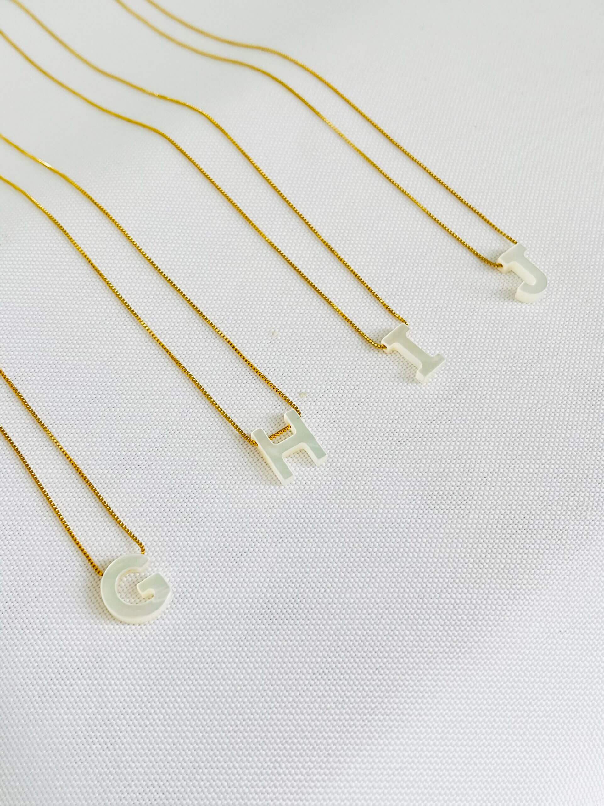 Colar De Letra em Madrepérola Alice - em banho ouro 18k - Imagem 4