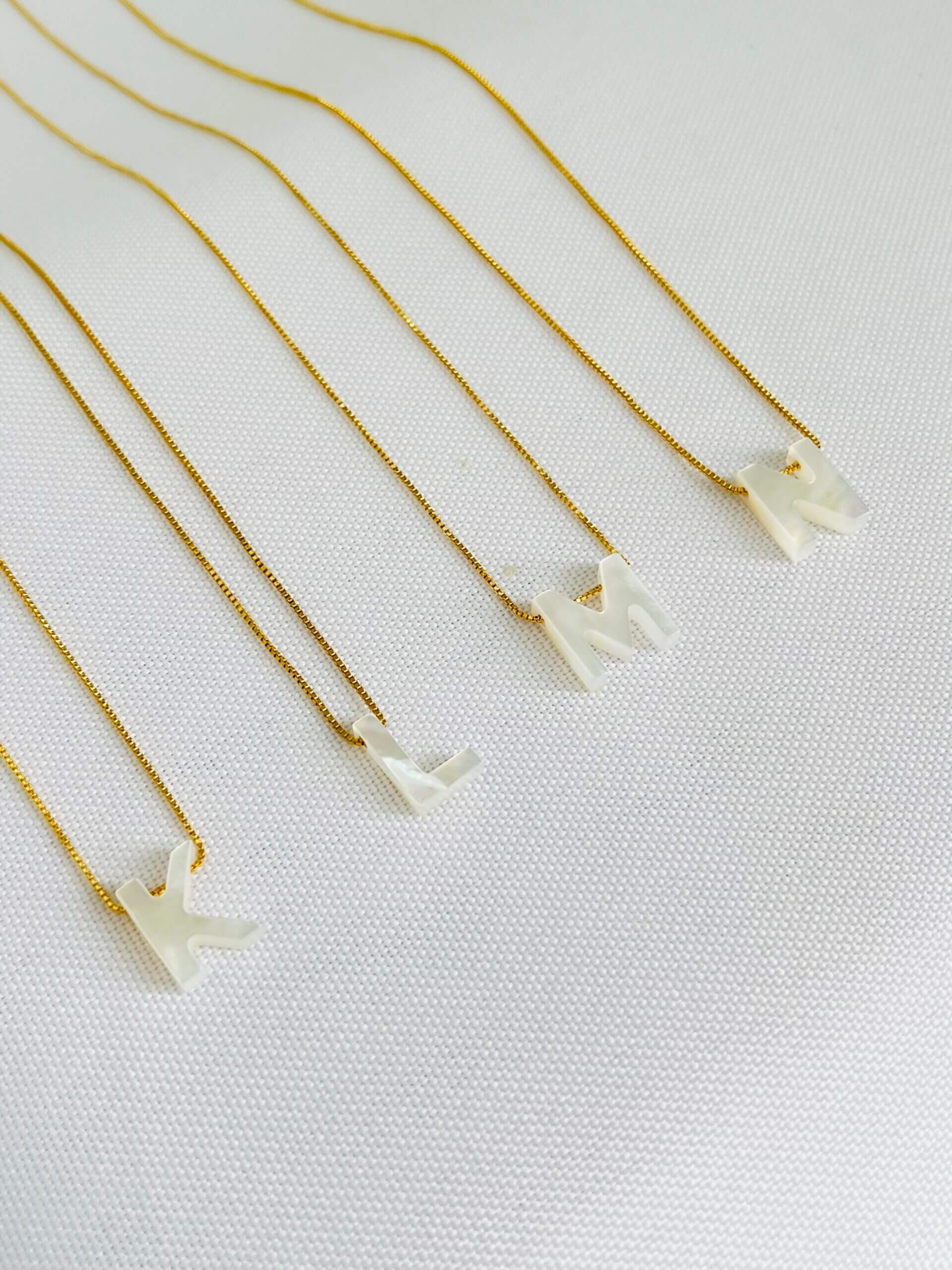Colar De Letra em Madrepérola Alice - em banho ouro 18k - Imagem 5