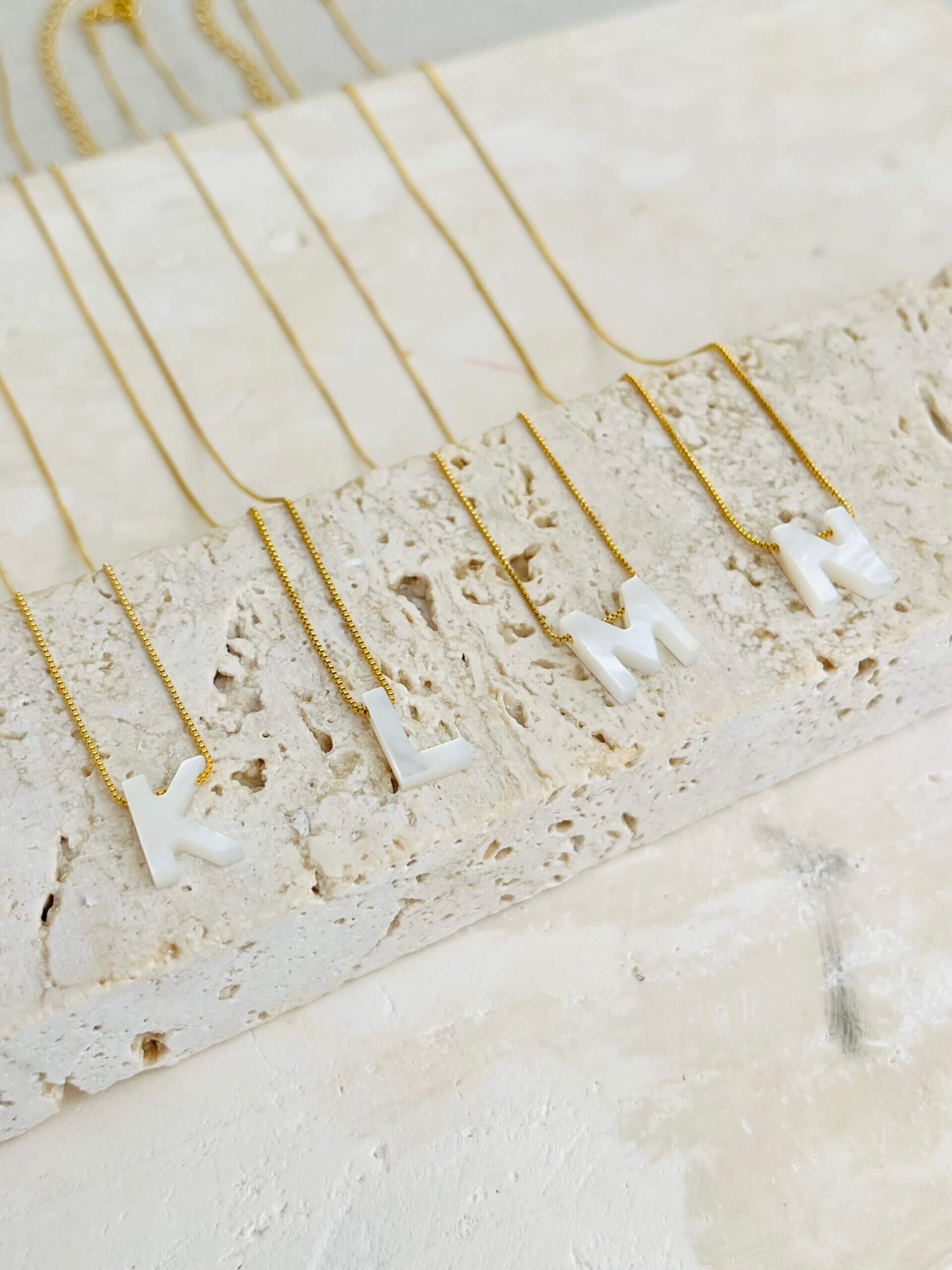 Colar De Letra em Madrepérola Alice - em banho ouro 18k - Imagem 6