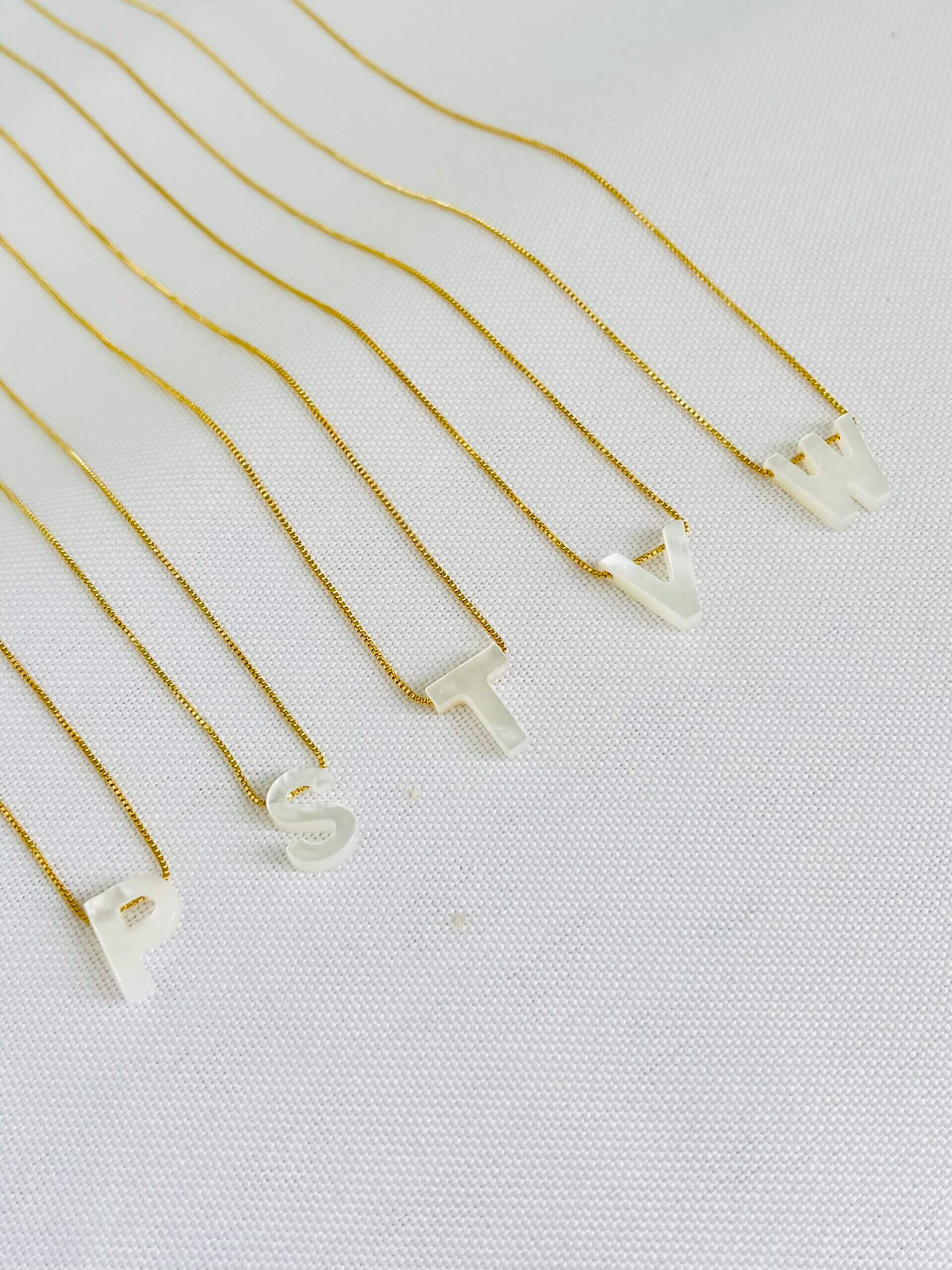 Colar De Letra em Madrepérola Alice - em banho ouro 18k - Imagem 7