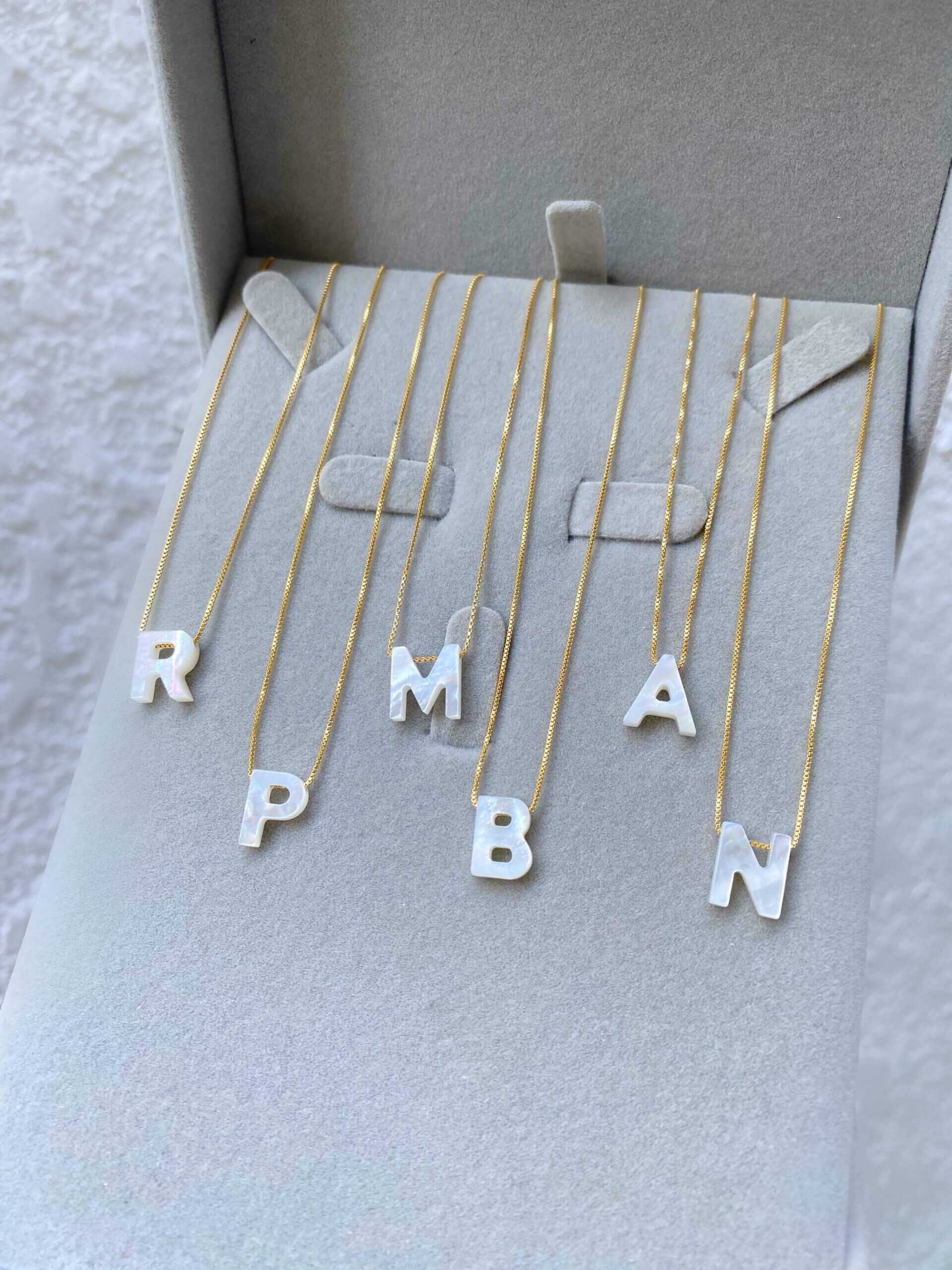Colar De Letra em Madrepérola Alice - em banho ouro 18k - Imagem 9