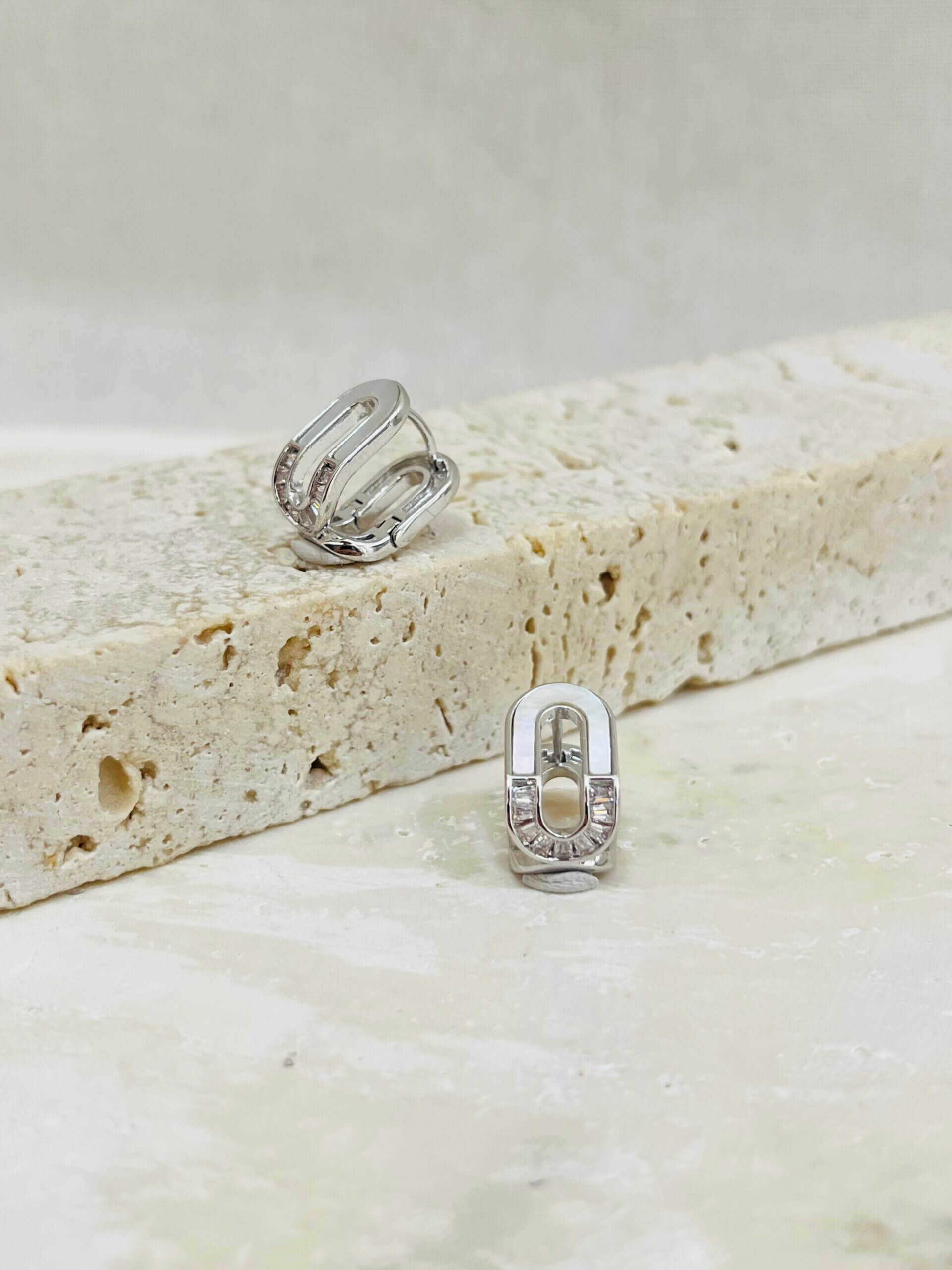 Argola Navetada Com Madréperola Célia - em ródio branco - Imagem 2