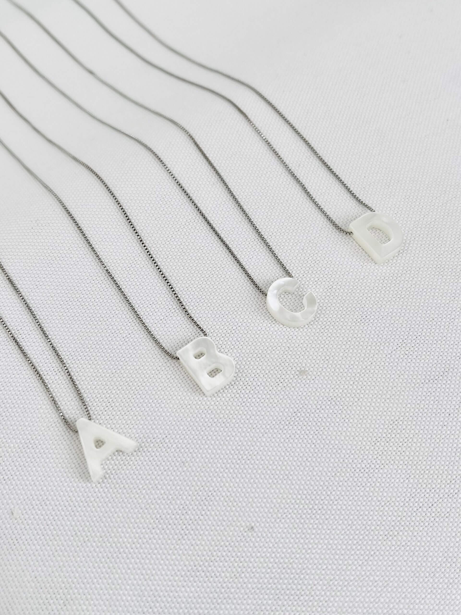 Colar De Letra em Madrepérola Alice - em ródio branco.