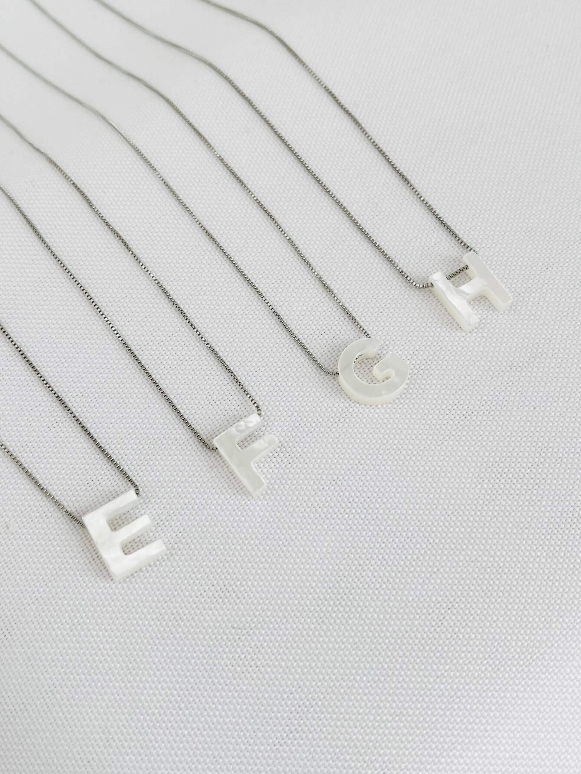 Colar De Letra em Madrepérola Alice - em ródio branco. - Imagem 3