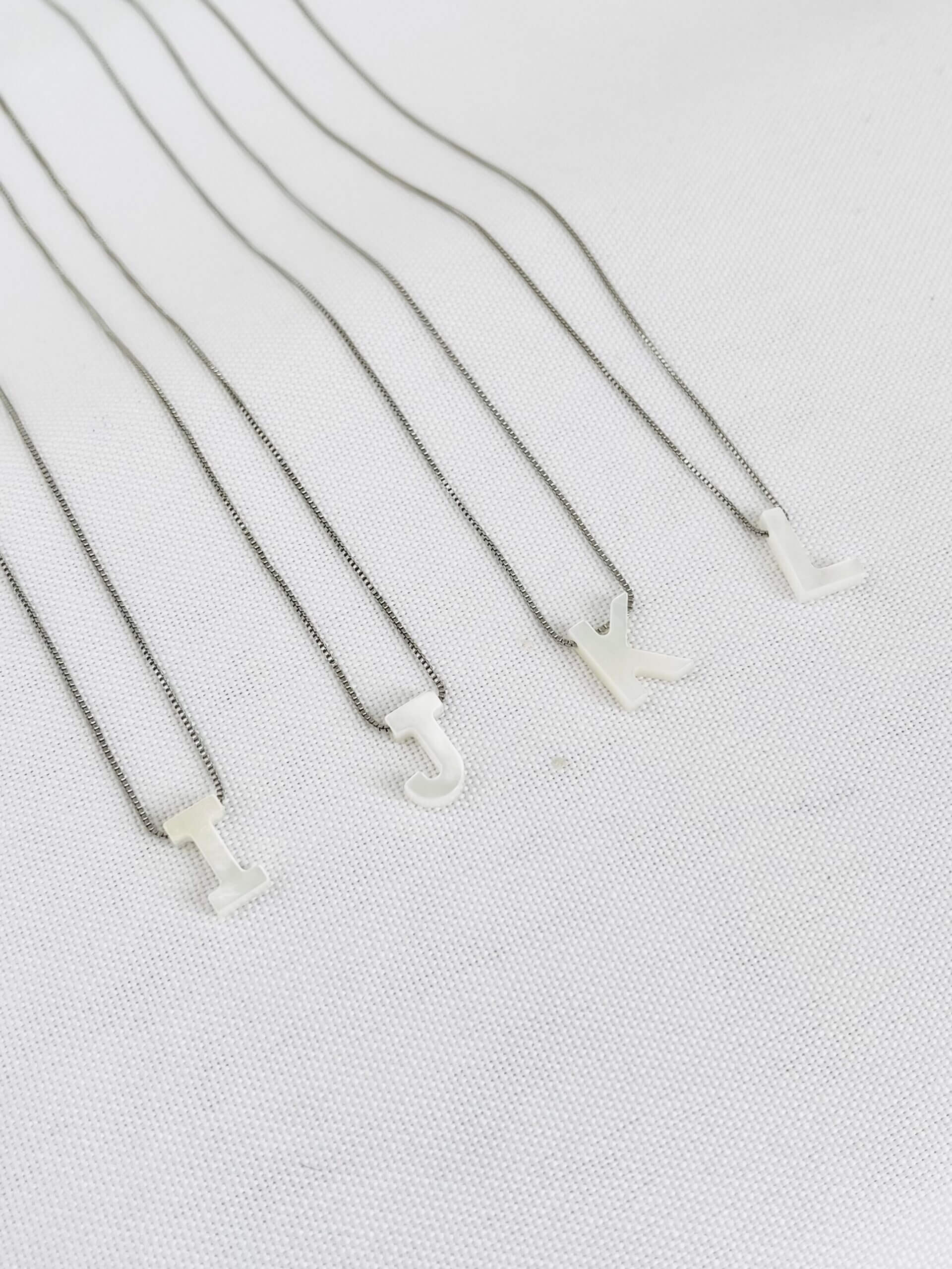 Colar De Letra em Madrepérola Alice - em ródio branco. - Imagem 5