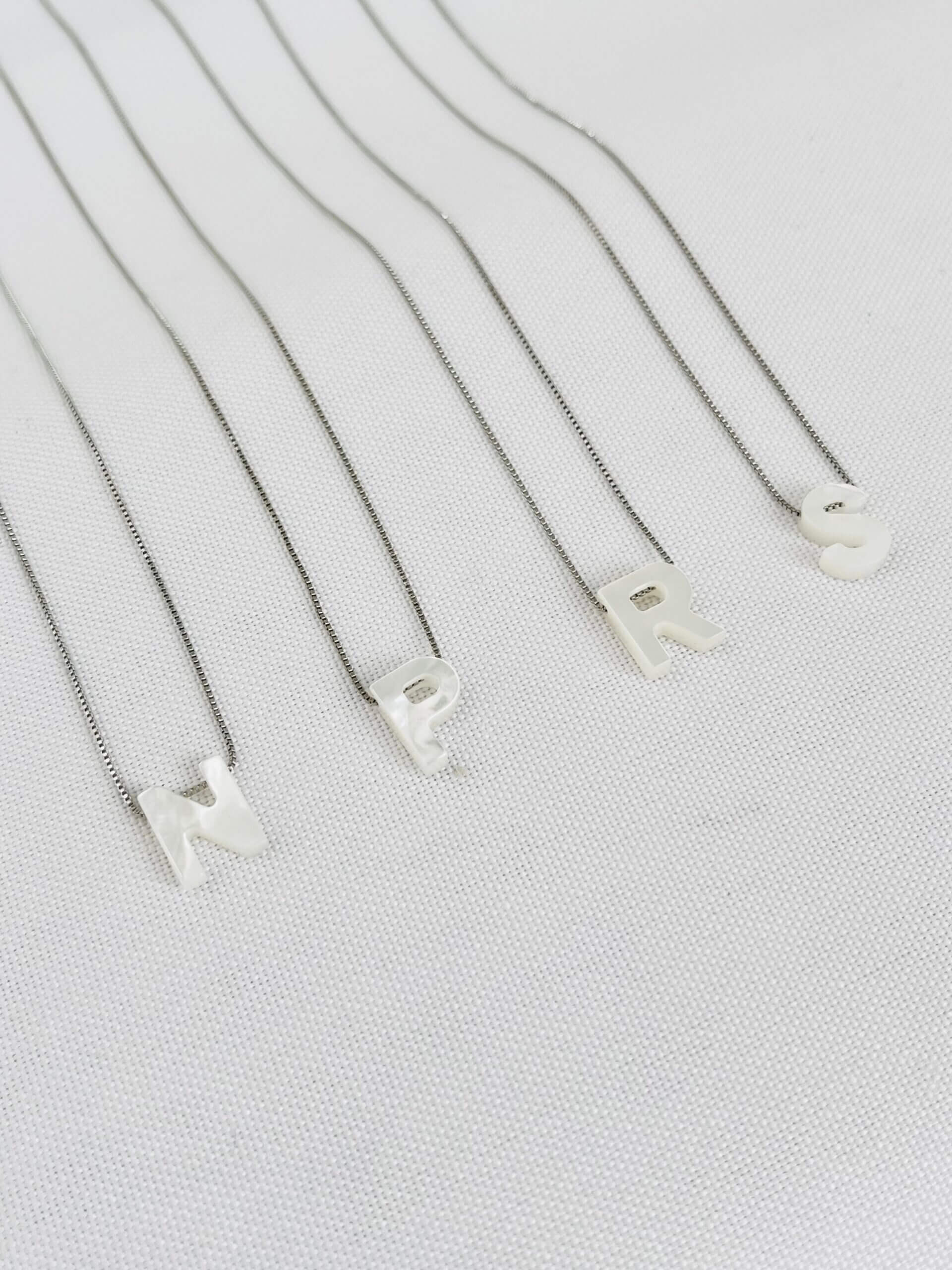 Colar De Letra em Madrepérola Alice - em ródio branco. - Imagem 7