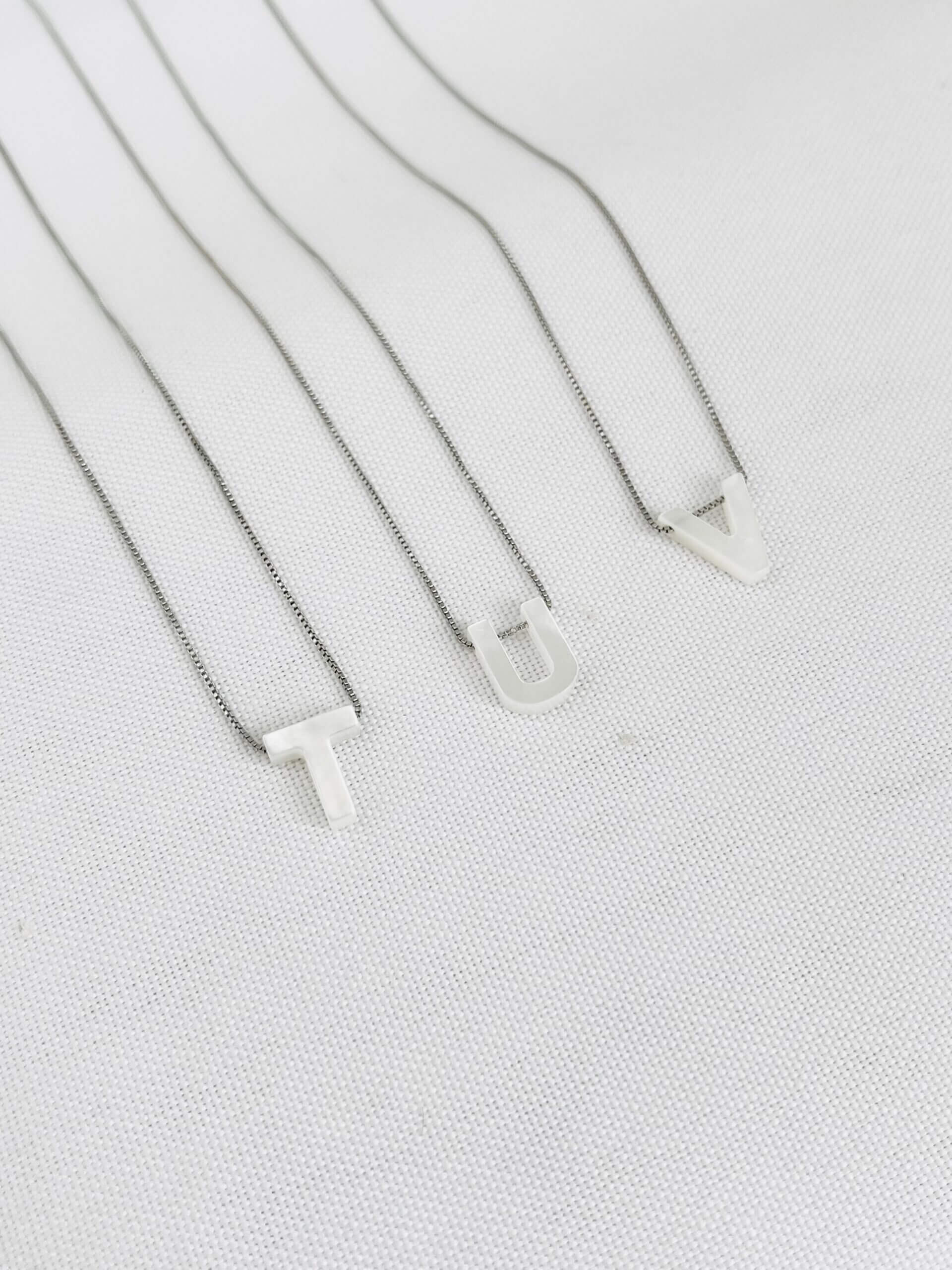 Colar De Letra em Madrepérola Alice - em ródio branco. - Imagem 9