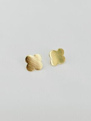 Alternative view of Brinco Trevo Chapa Sara - em banho ouro 18k