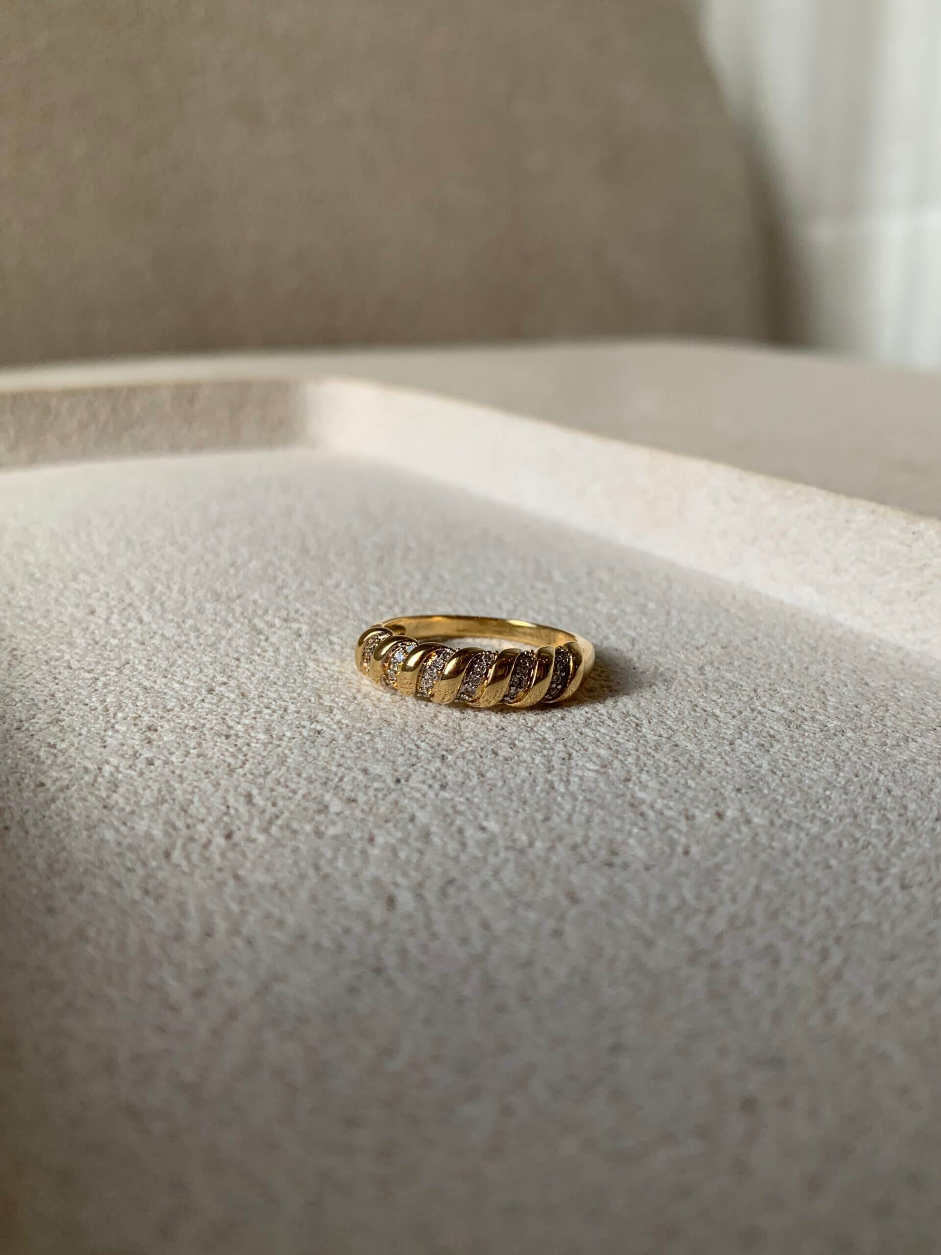 Anel Cravejado Entrelaçado Giulia - em banho ouro 18k - Imagem 2
