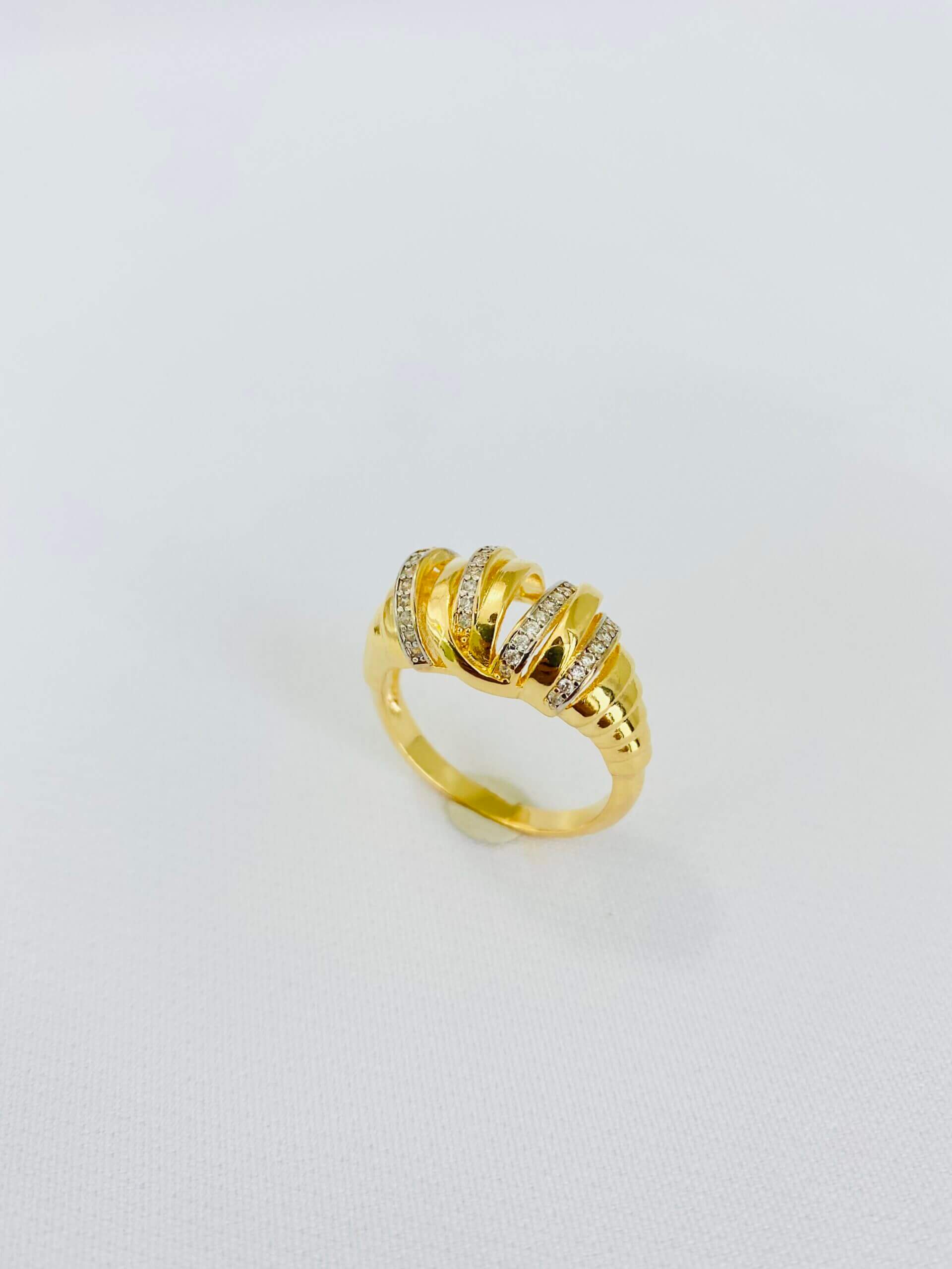 Anel Croissant Cravejado Giulia - em banho ouro 18k