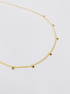 Choker Delicada Ônix Carol - em banho ouro 18k