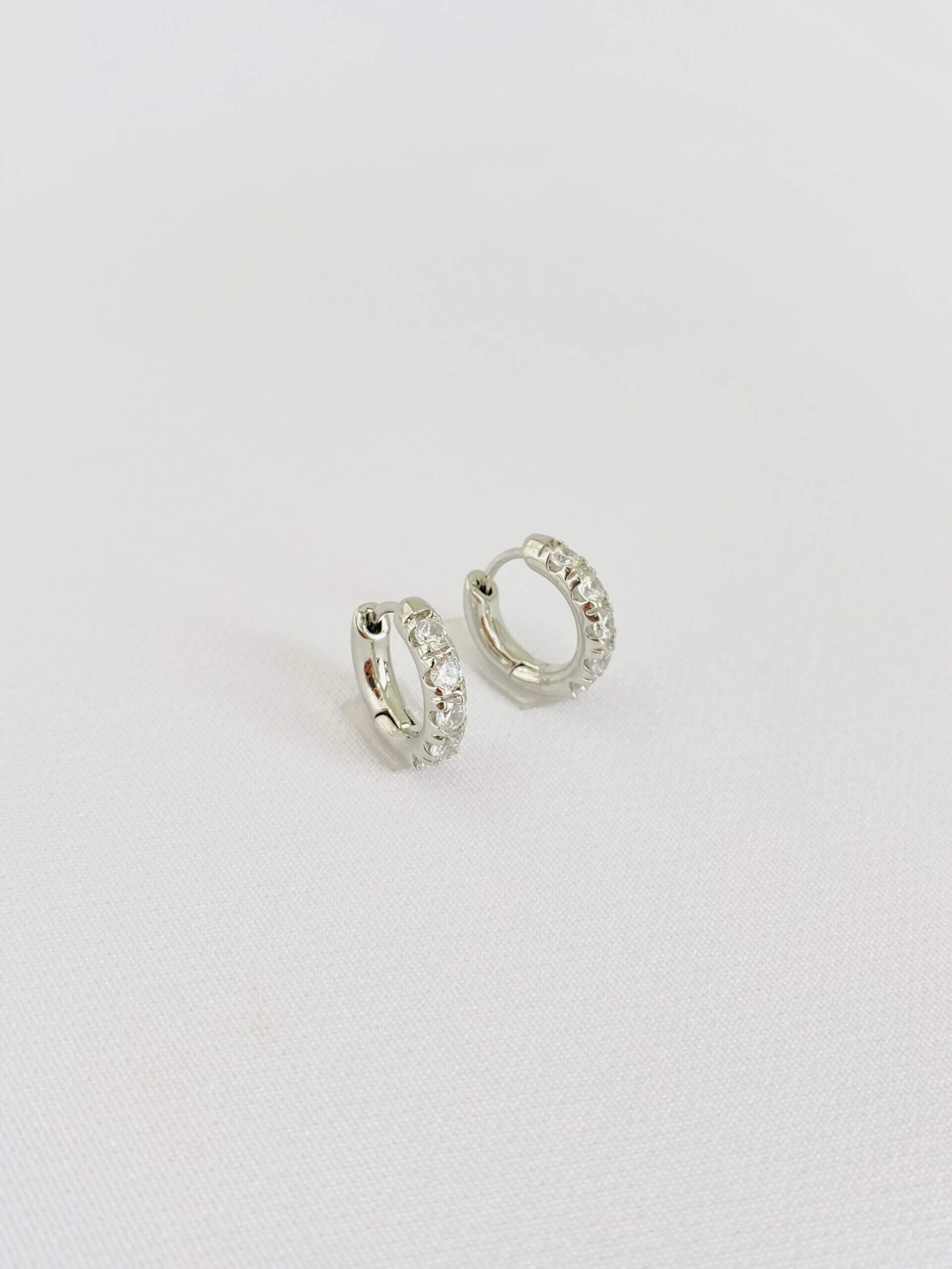 Argola Minimalista Cristal - em ródio branco
