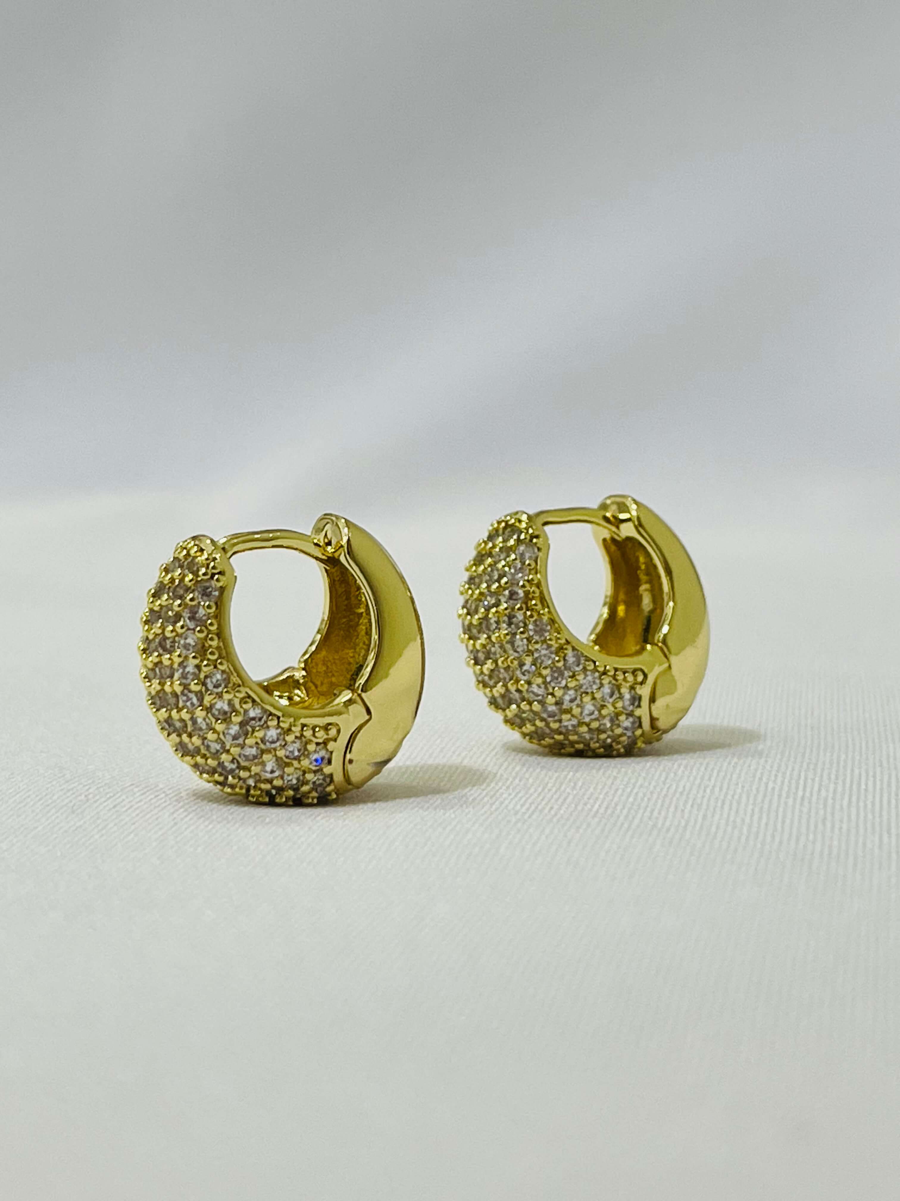 Argola cravejada Slim Liz - em banho ouro 18k