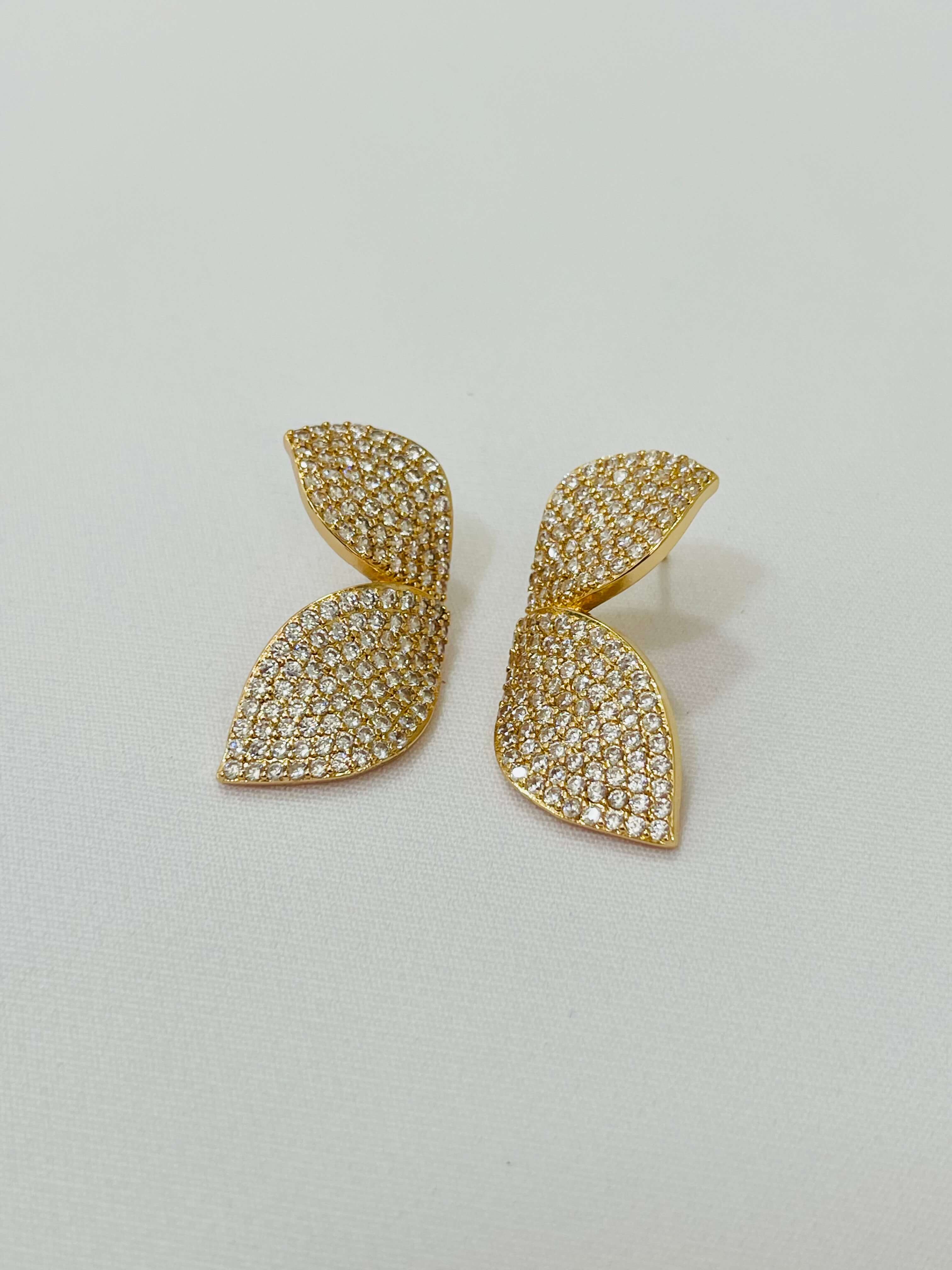 Brinco Flor Cravejado Beth - em banho ouro 18k