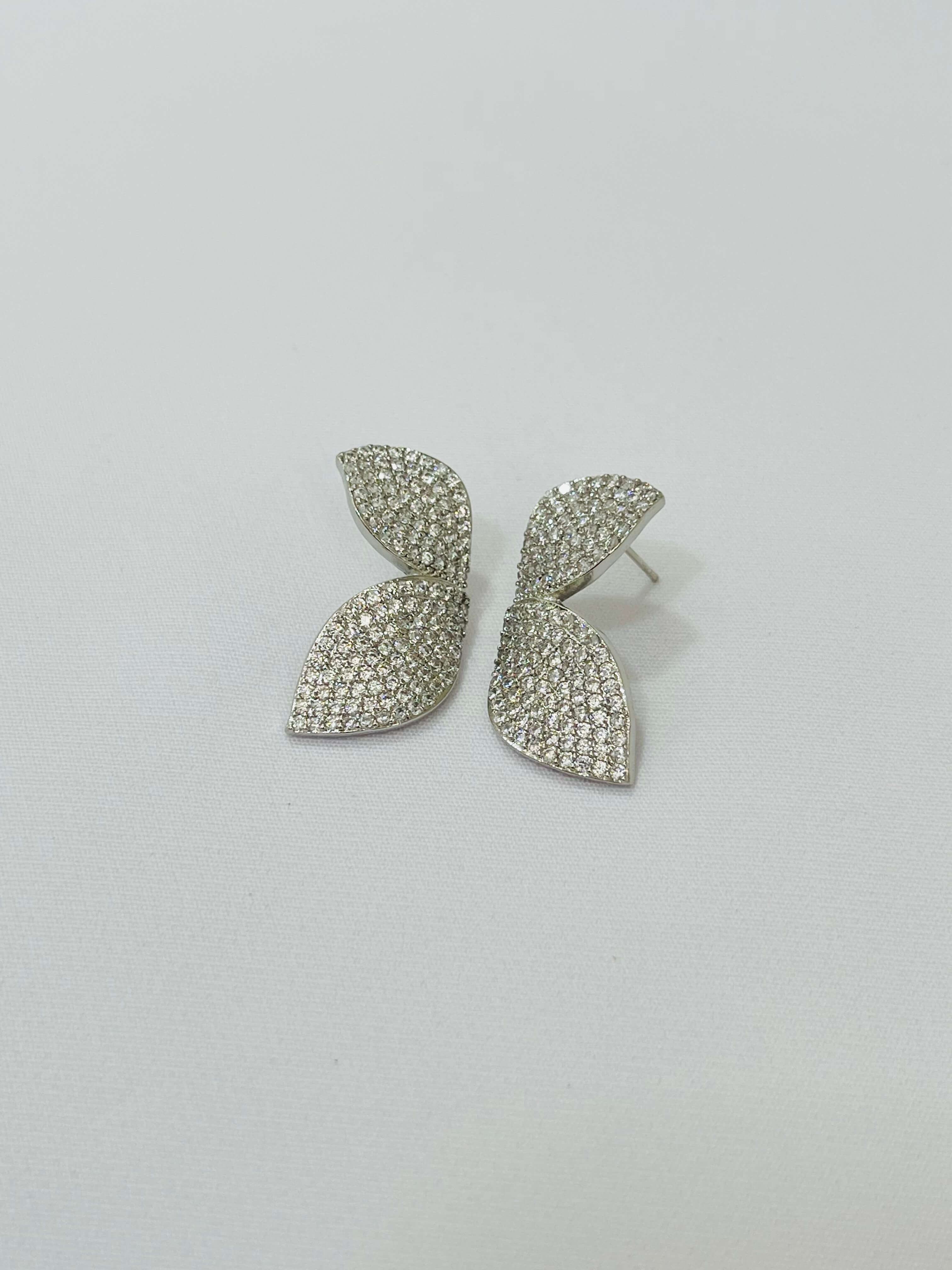 Brinco Flor Cravejado Beth - em banho de ródio branco