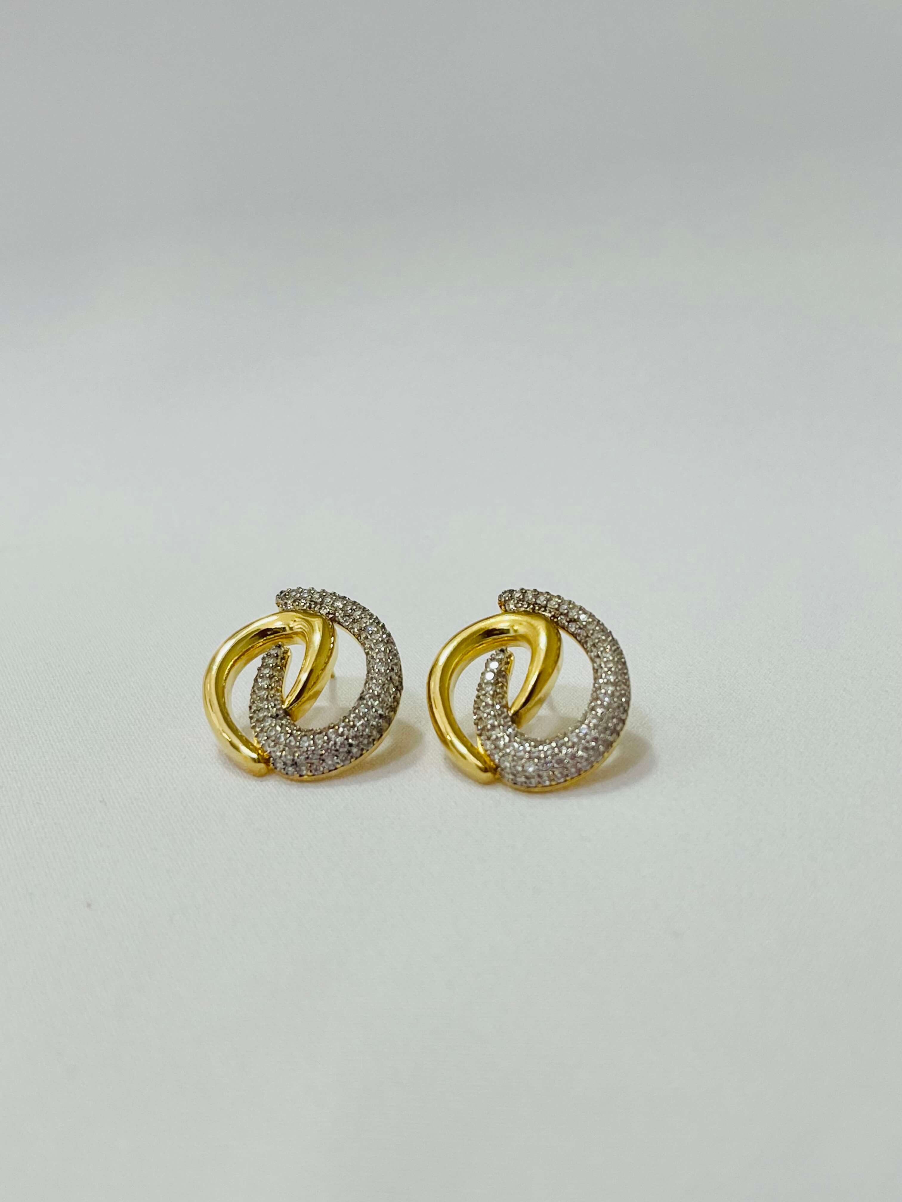 Brinco Oval Cravejado Marceli - em banho ouro 18k