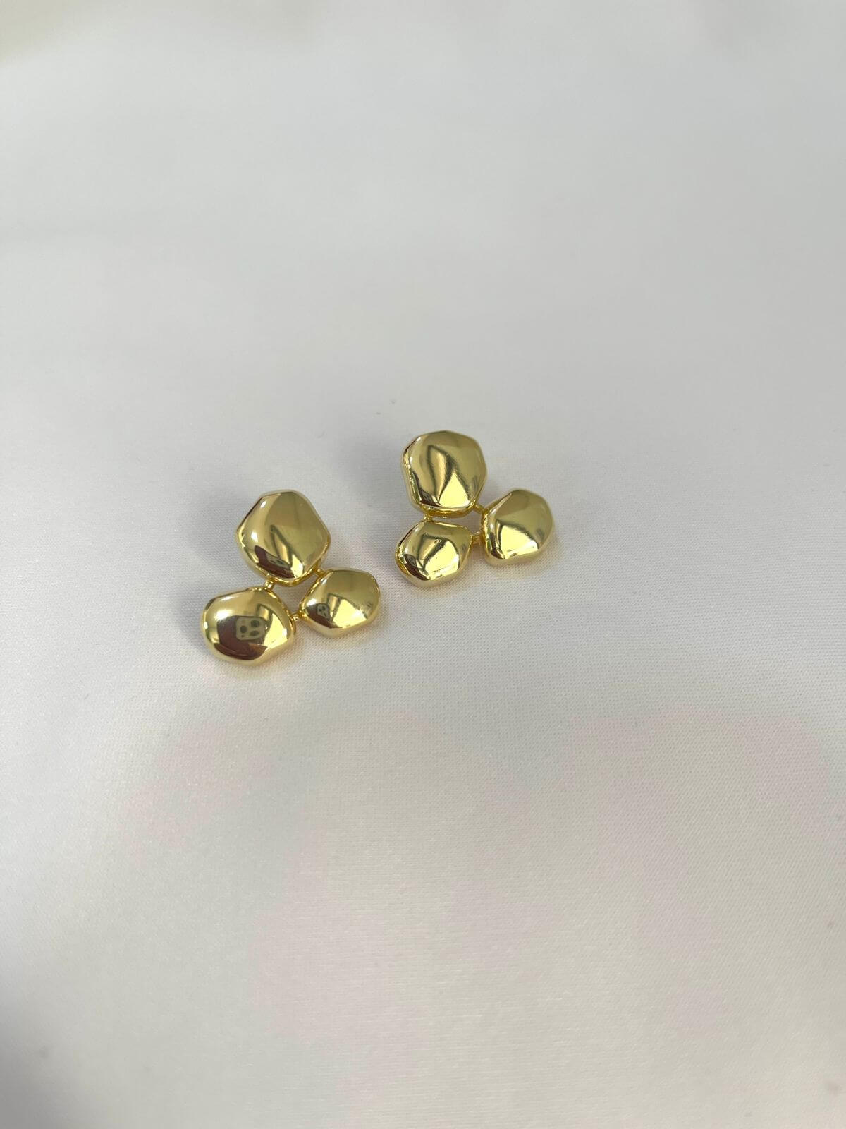 Brinco Fixo Orgânico Sara - em banho Ouro 18k