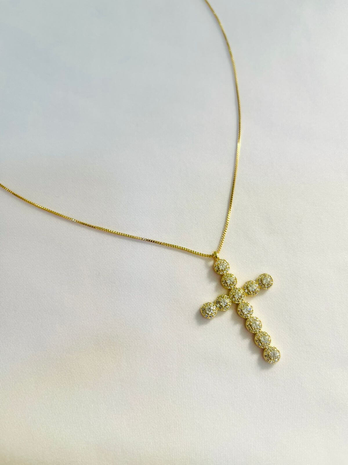 Colar Cruz Cravejada Sara - em banho Ouro 18k - Imagem 2