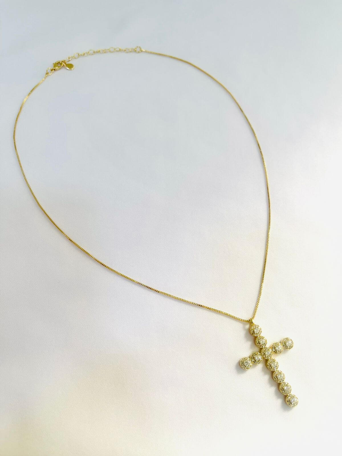 Colar Cruz Cravejada Sara - em banho Ouro 18k