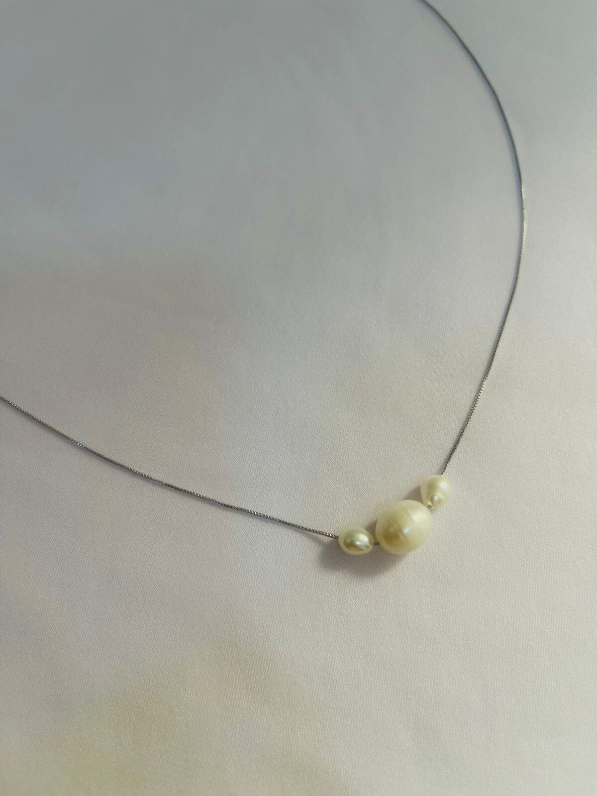 Colar Três Pérola Sara - em banho Ródio branco - Imagem 2