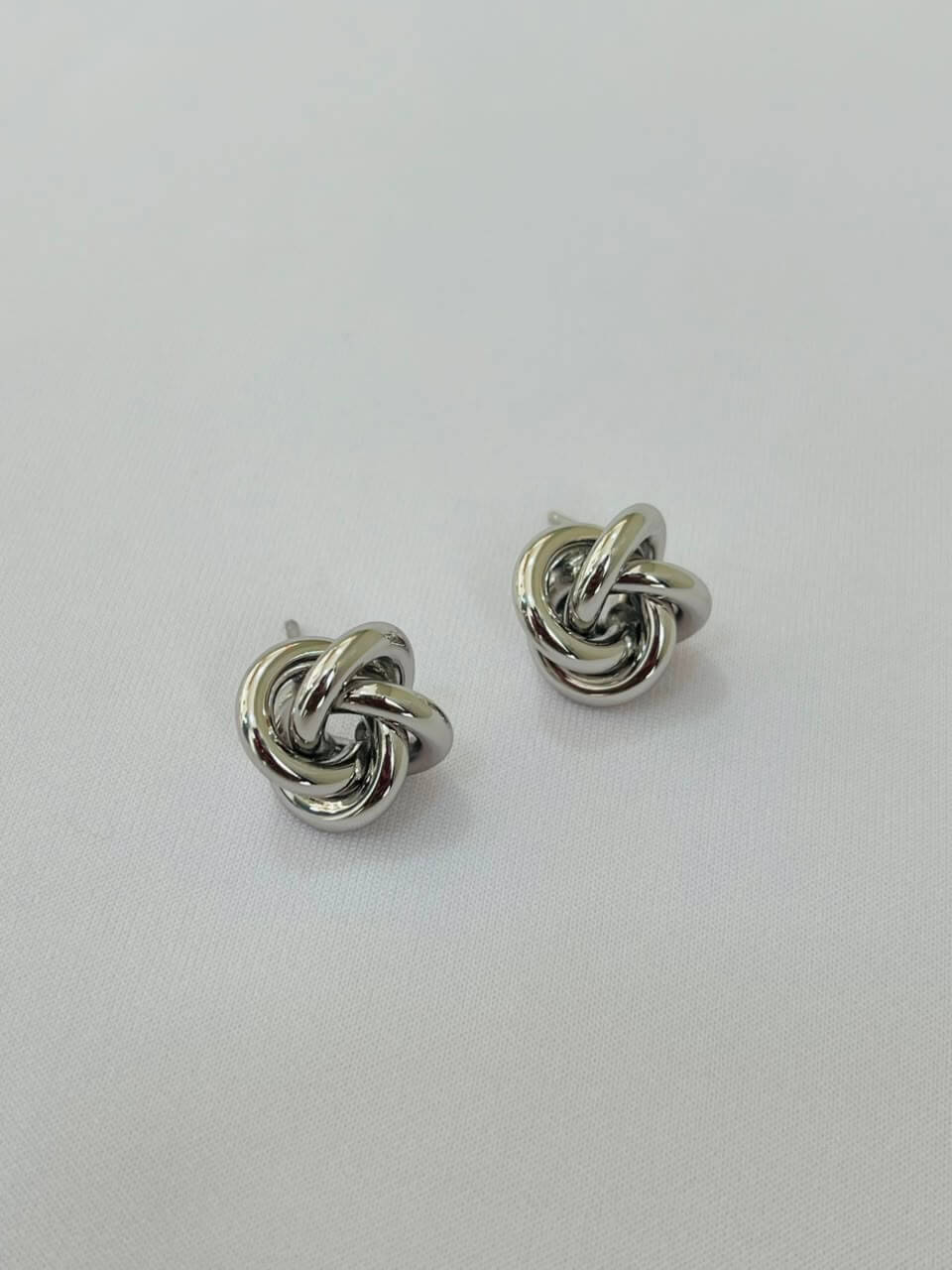 Brinco Entrelaçado - Banho Ródio Branco