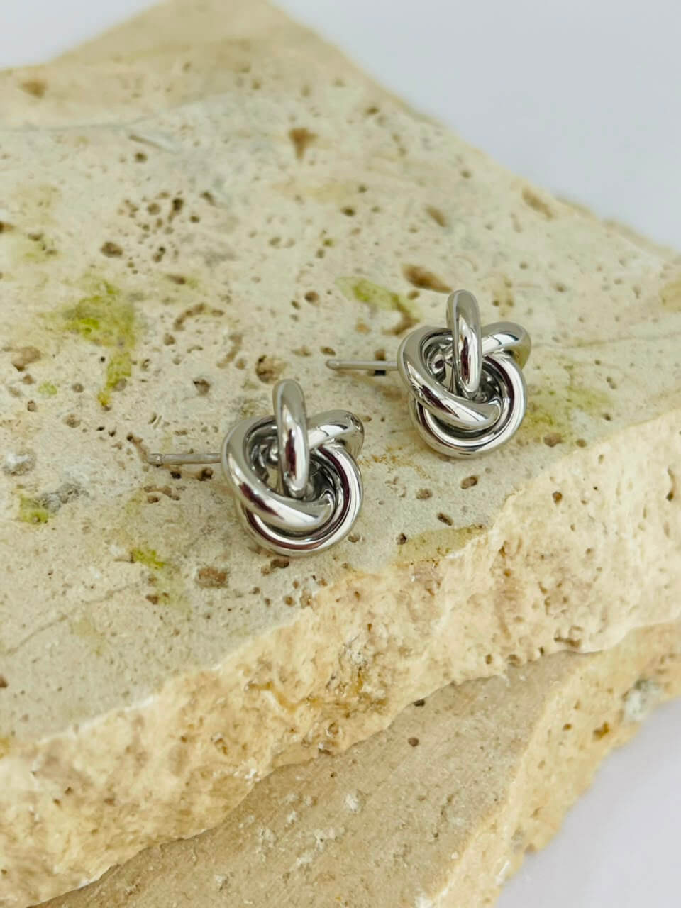 Brinco Entrelaçado - Banho Ródio Branco - Imagem 2