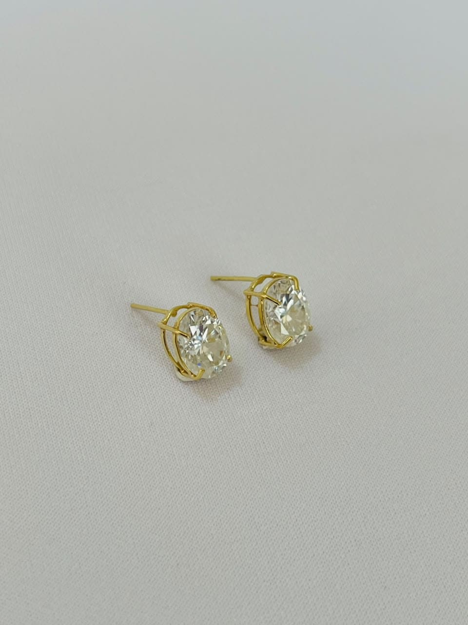 Brinco Oval Ouro 18K com Moissanite 6x8mm