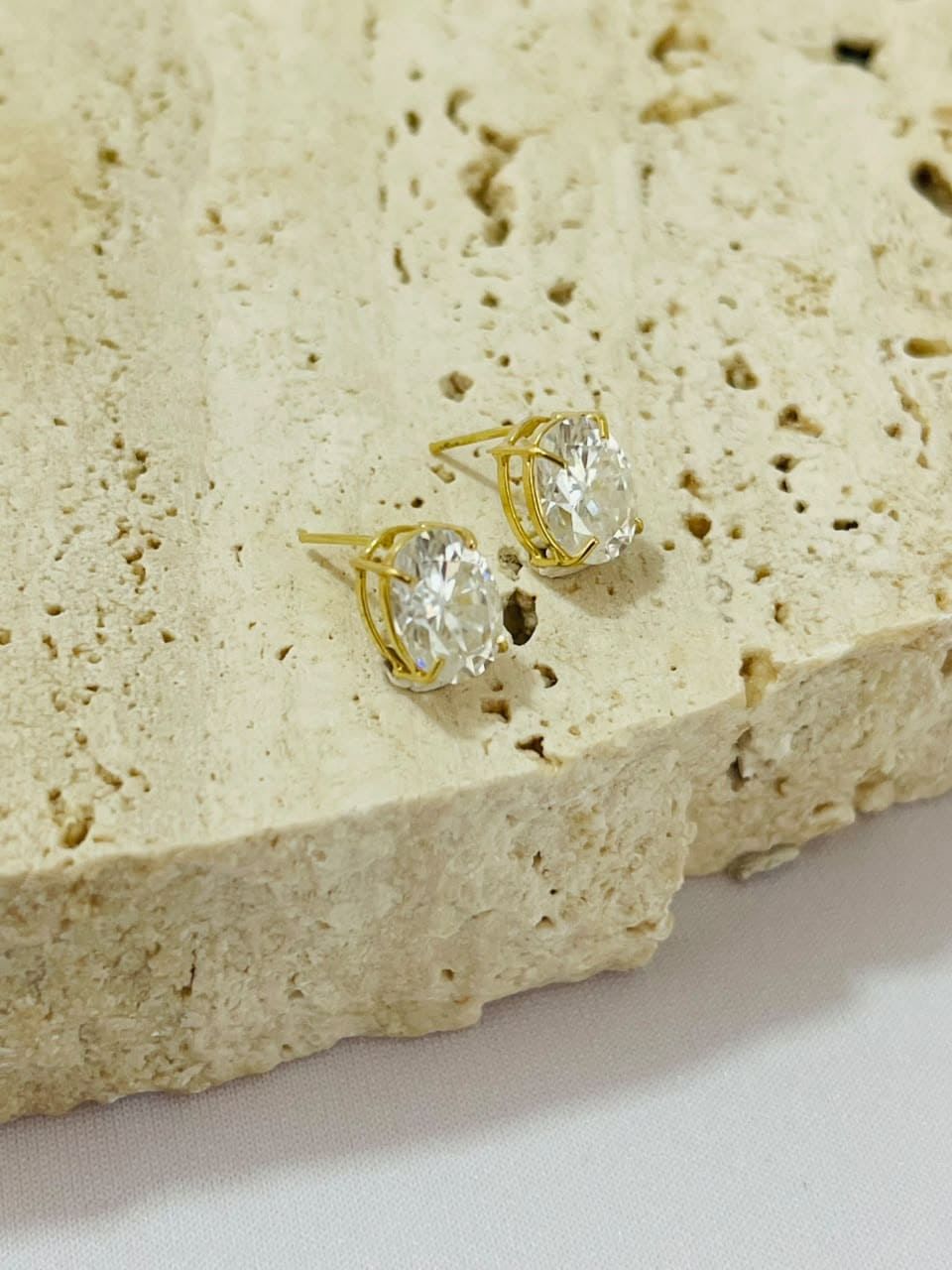 Brinco Oval Ouro 18K com Moissanite 6x8mm - Imagem 3